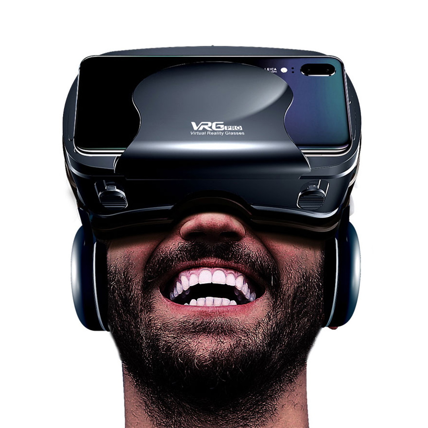 Un hombre con gafas de realidad virtual sonríe. El auricular VR es negro con auriculares. El hombre tiene barba.