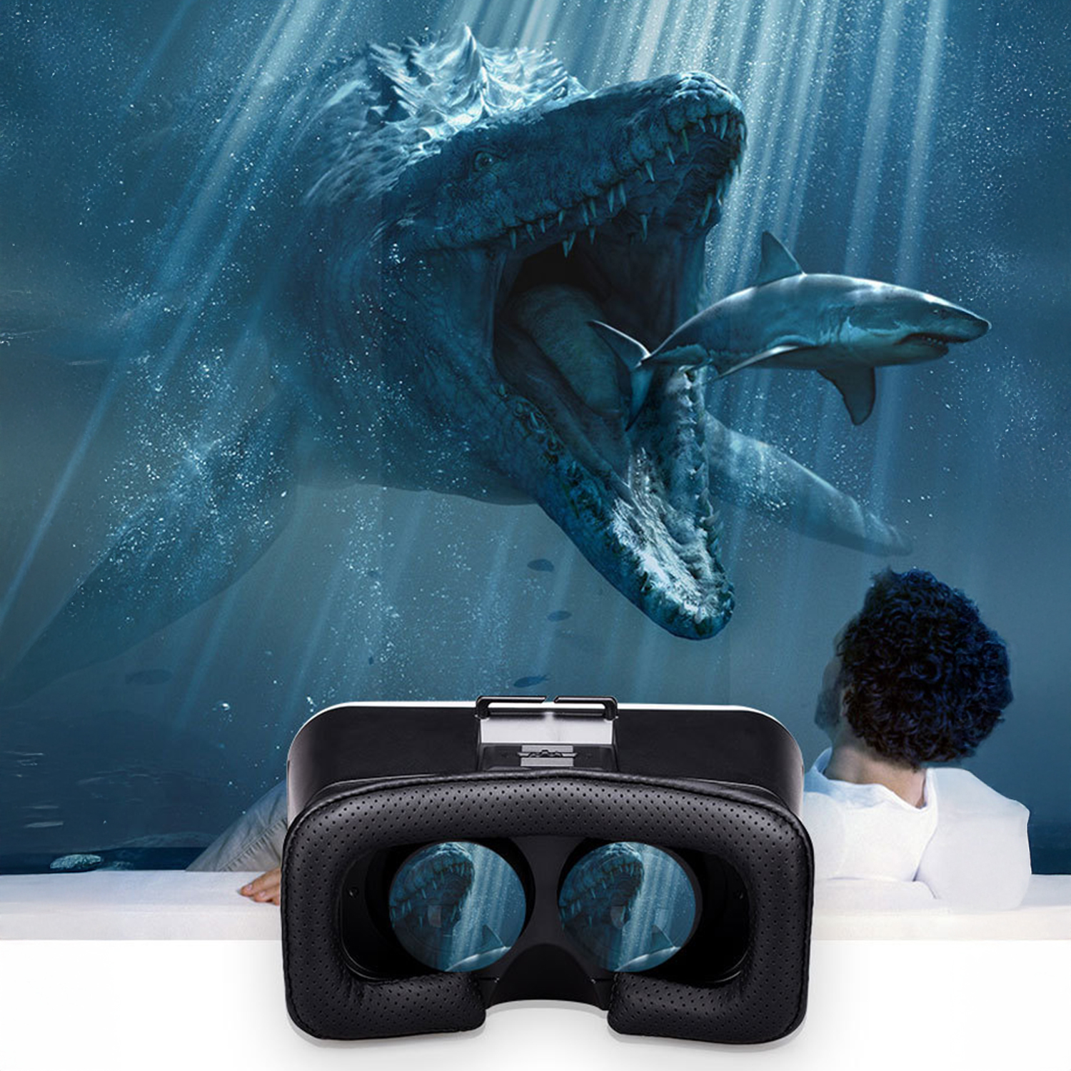 Un visore VR mostra una scena subacquea con un grande rettile marino, uno squalo e un uomo che guarda in alto. La scena è blu.