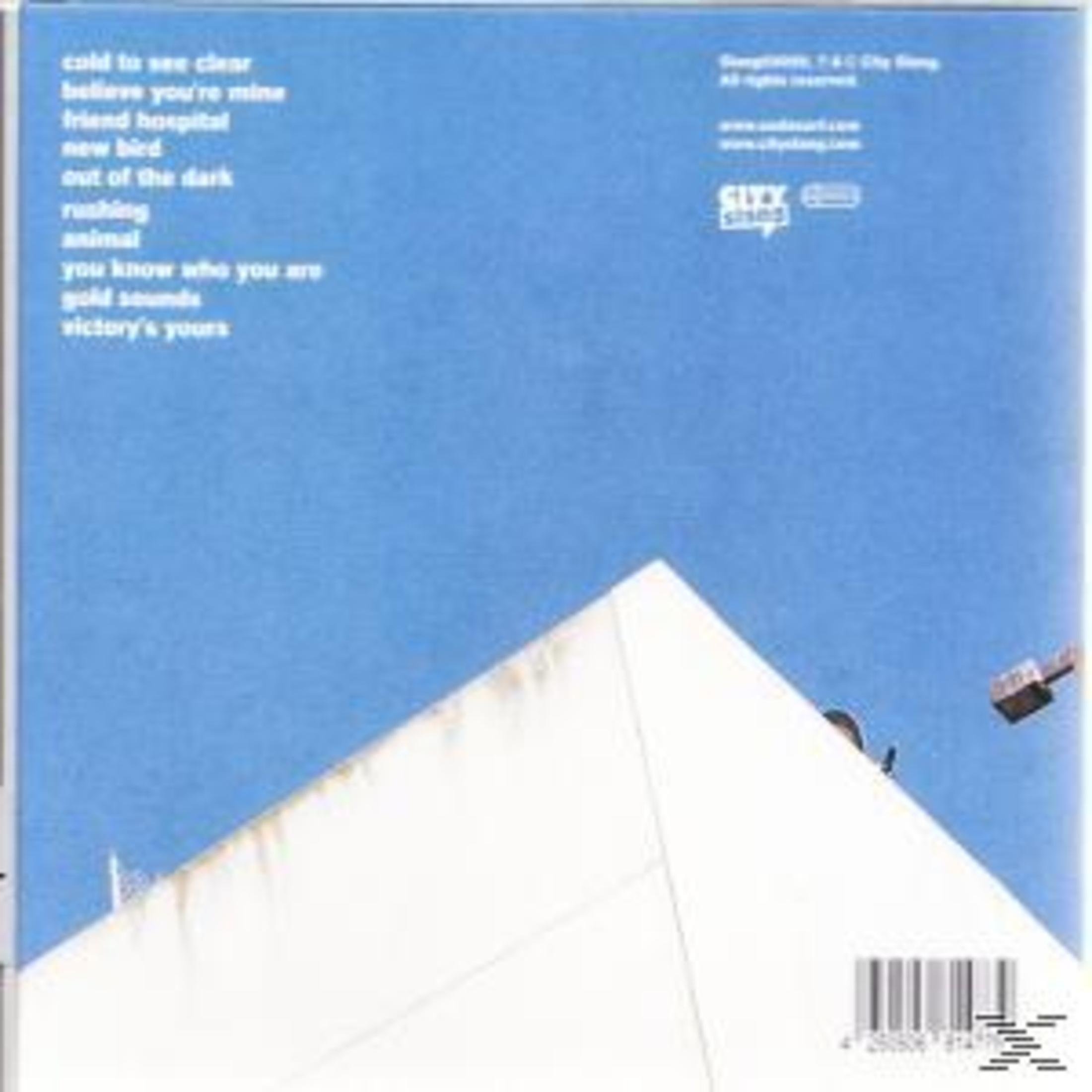 Albumcover mit blauem Hintergrund. Weiße geometrische Form im Vordergrund. Text und Logo sichtbar.
