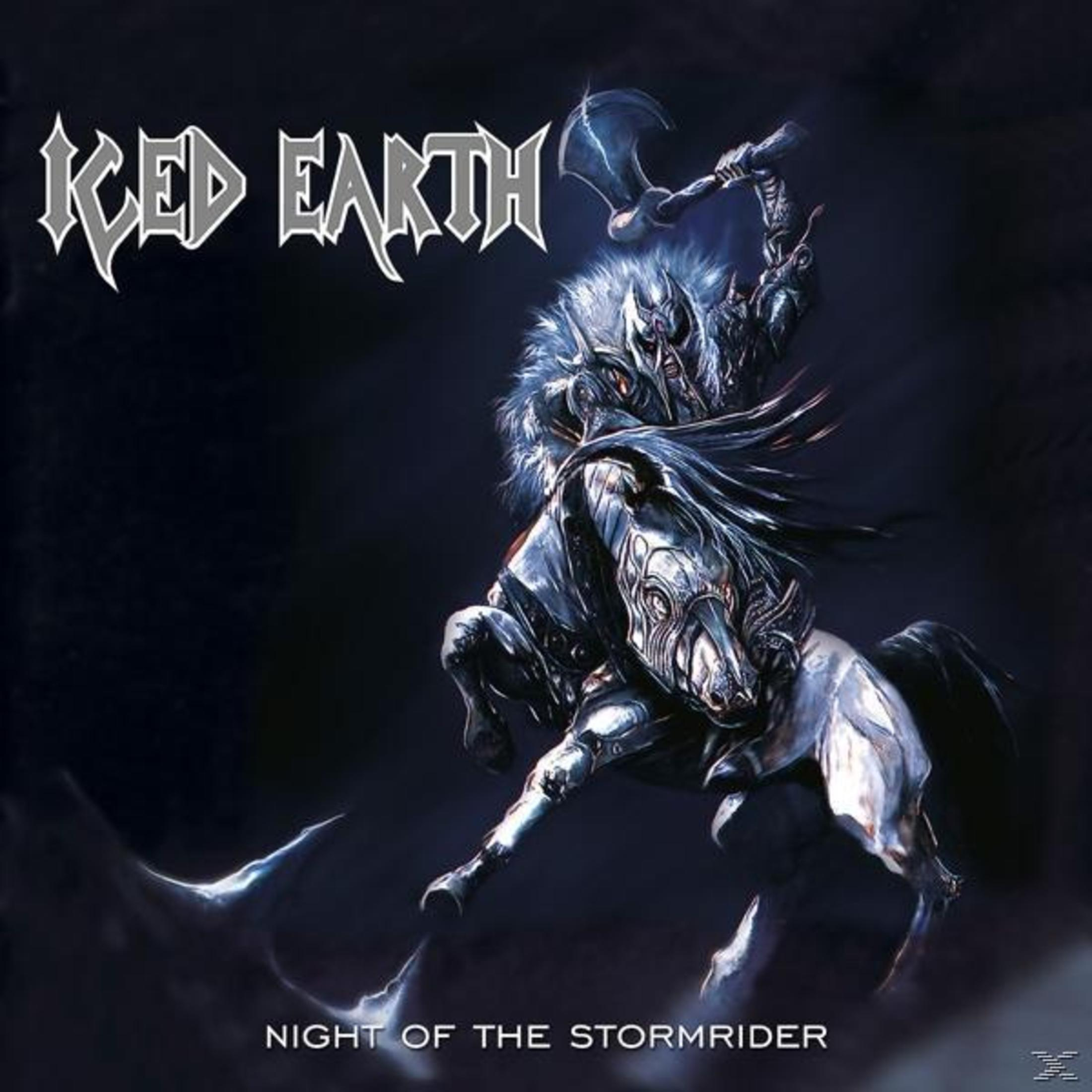 Albumcover. Ein Ritter auf einem Pferd mit einer Axt. Titel „Night of the Stormrider“. Bandname „Iced Earth“.
