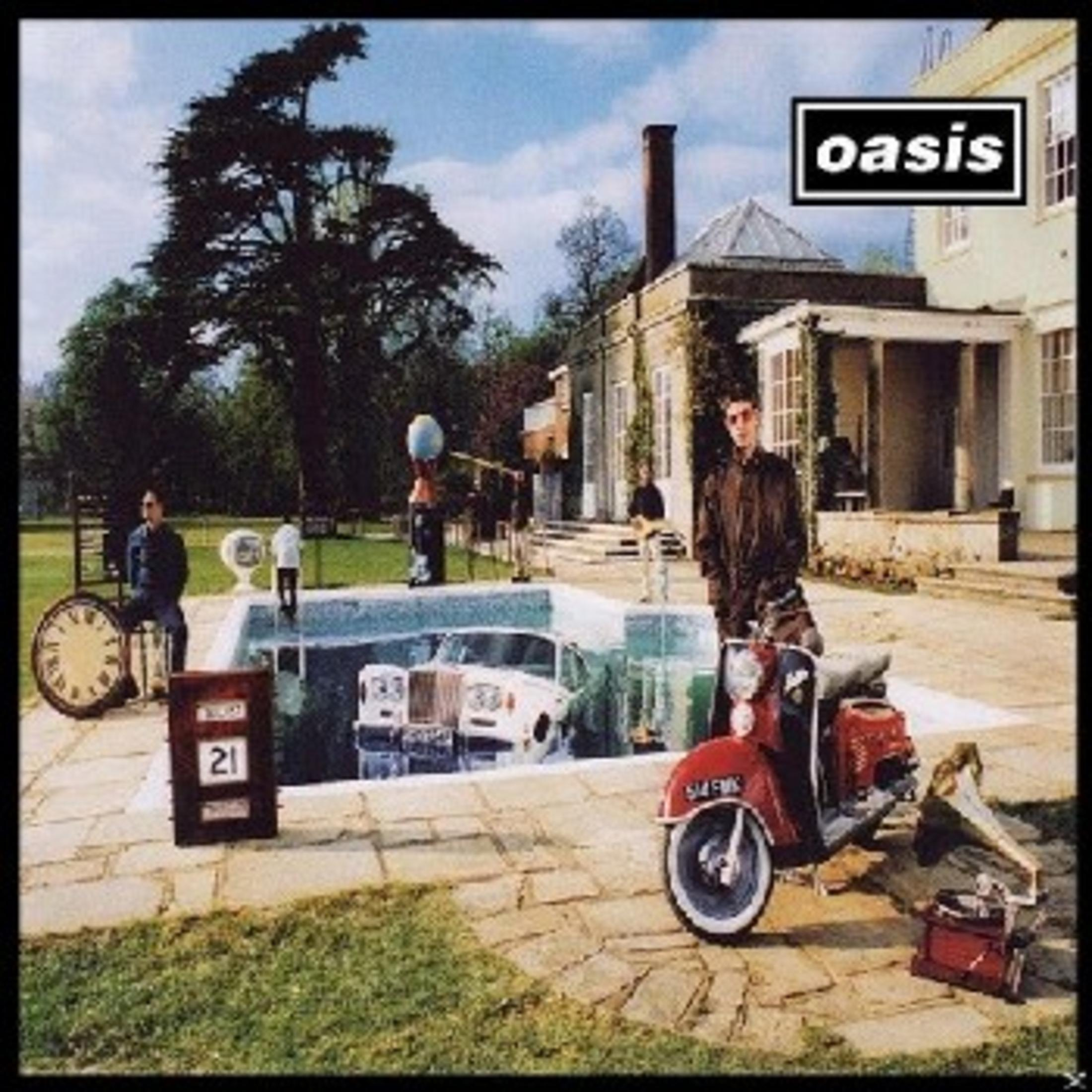 Copertina dell'album Oasis. Un uomo è in piedi accanto a uno scooter rosso. Piscina con auto, orologio e altre figure. Edificio sullo sfondo.