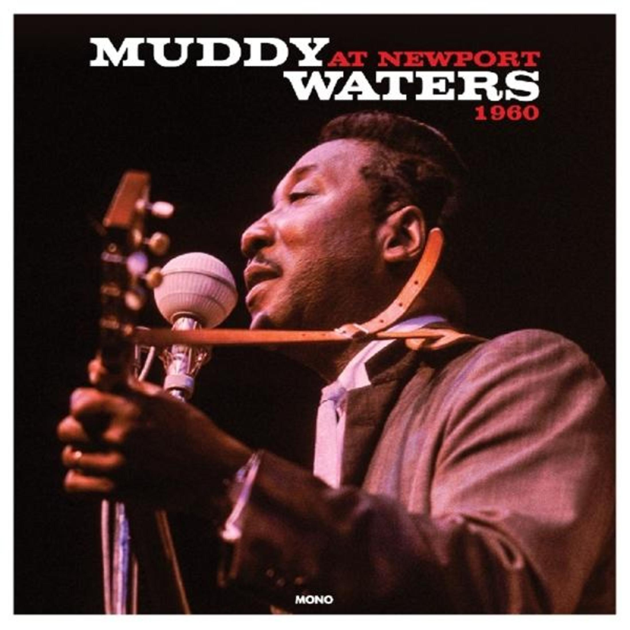 Albumcover: Muddy Waters in Newport Waters 1960. Ein Mann mit Gitarre singt in ein Mikrofon. Dunkler Hintergrund.