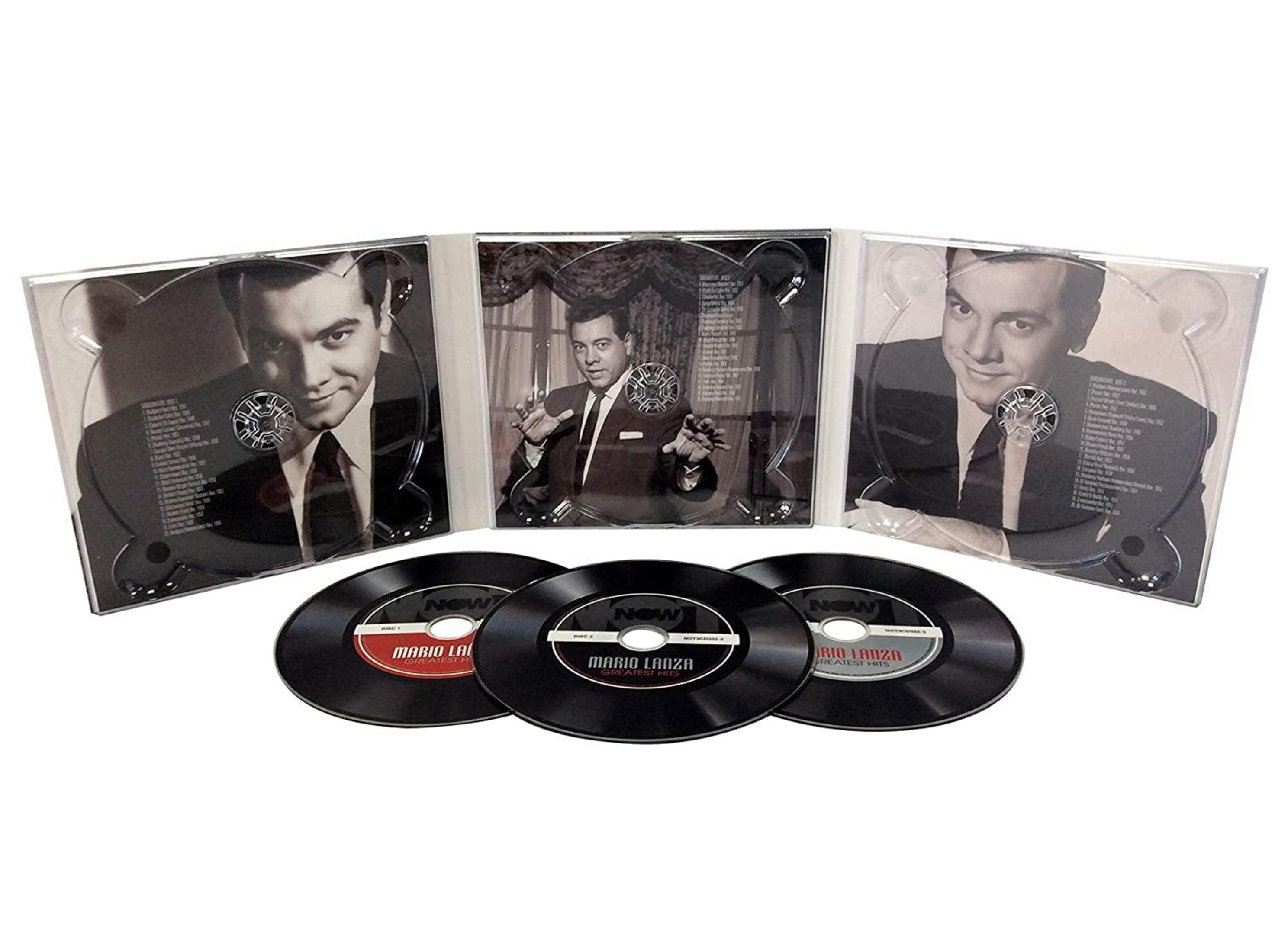 Ein CD-Set von Mario Lanzas Greatest Hits wird angezeigt. Drei CDs sind sichtbar, zusammen mit ihren Hüllen, die das Foto des Sängers zeigen.