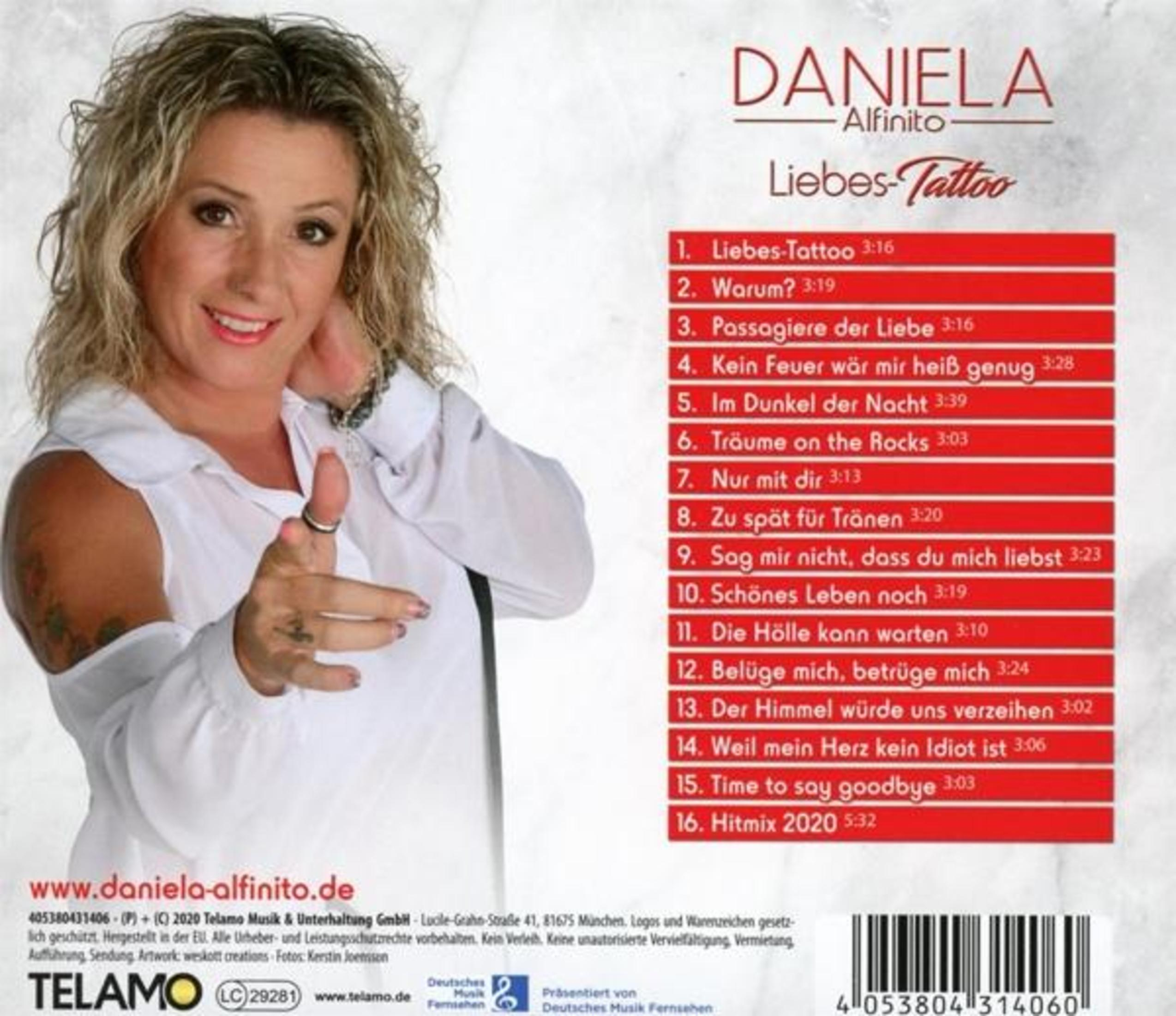Albumcover. Frau lächelt, zeigt. Text: Daniela Alfinito, Liebes-Tattoo, Titelliste, Website und Logo.