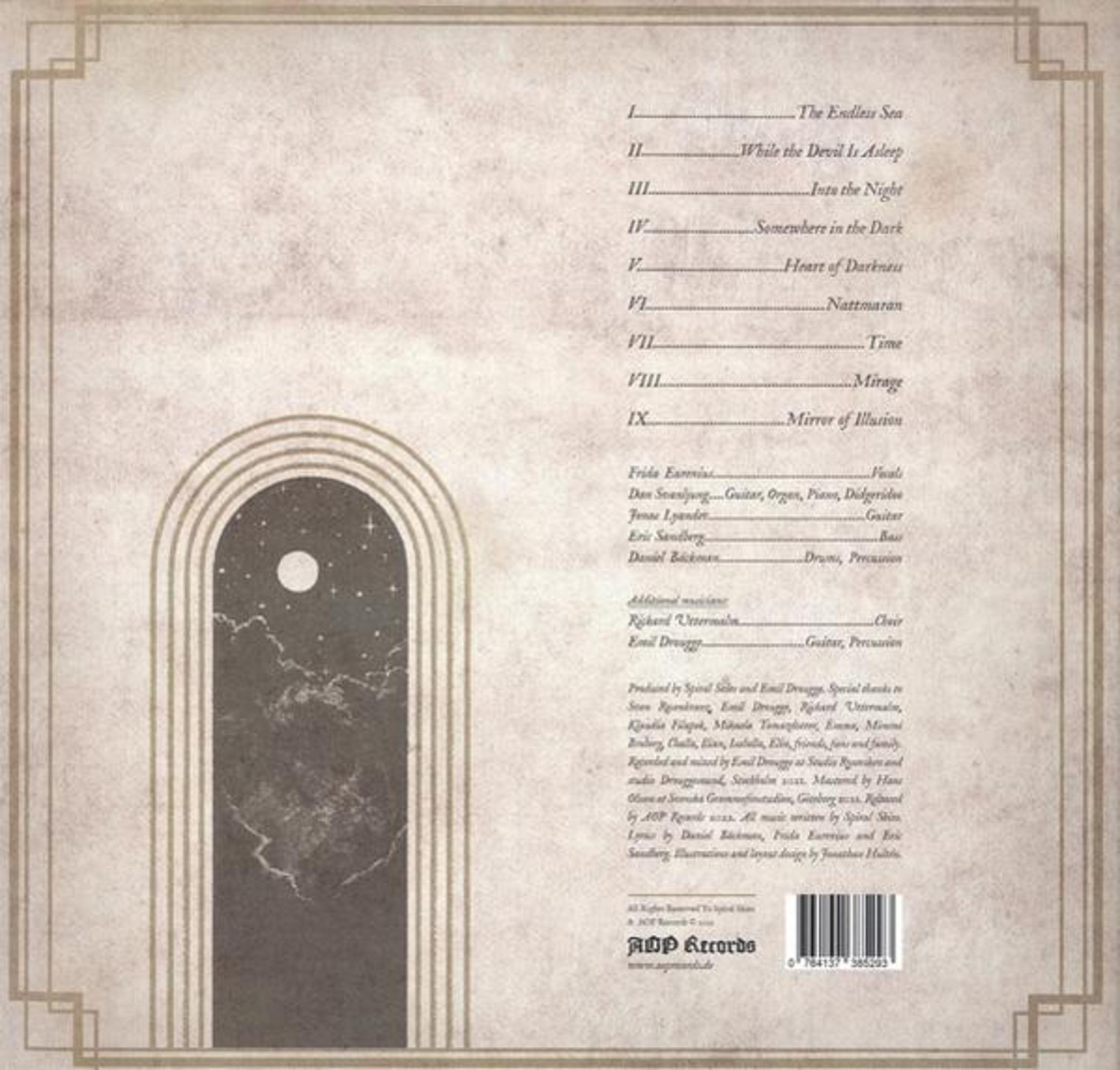 Albumcover mit Songtiteln, Credits und einem Nachthimmel-Design in einem Torbogen. Beige- und Brauntöne dominieren das Design.