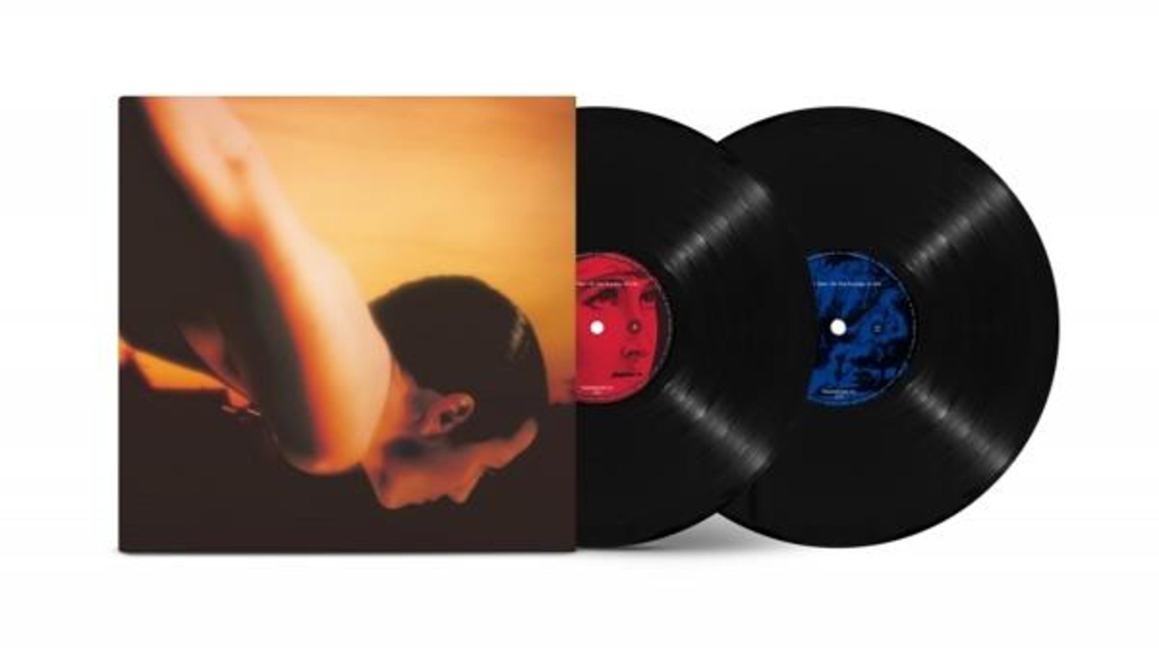 Albumcover mit Personensilhouette und zwei schwarzen Schallplatten. Eine Schallplatte hat rotes Label, die andere blau.