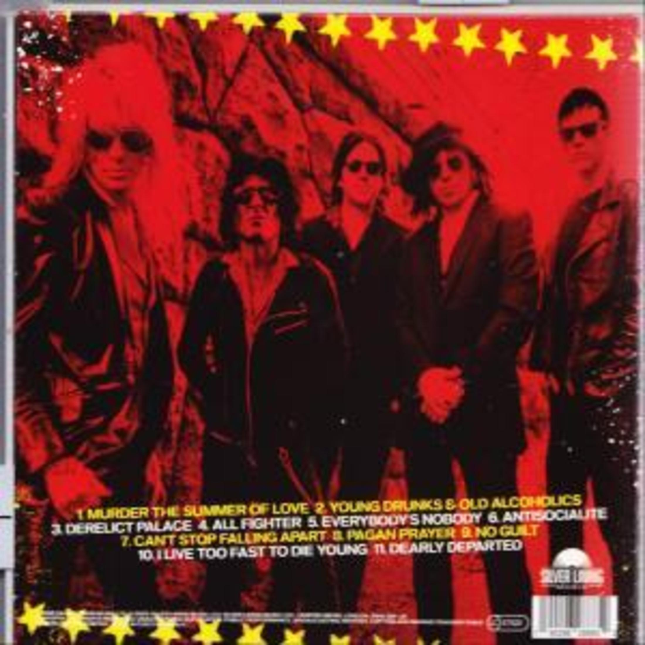 Bandfoto: Sechs Männer in dunkler Kleidung, Sonnenbrillen, vor rotem Hintergrund mit Sternverzierungen und Songtiteln.