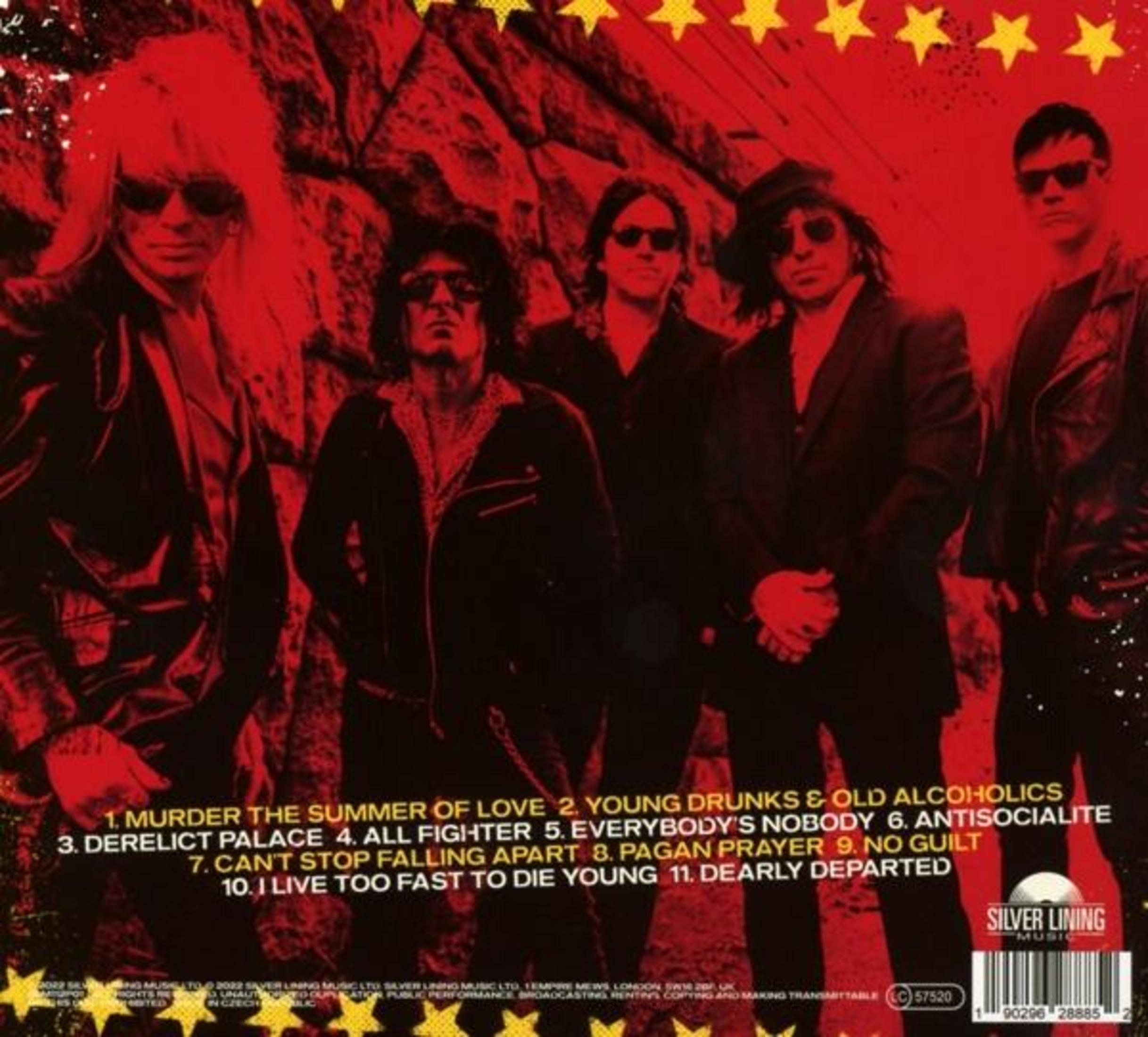 Bandfoto vor rotem Hintergrund. Fünf Männer tragen Sonnenbrillen und schwarze Kleidung. Album-Trackliste wird angezeigt.