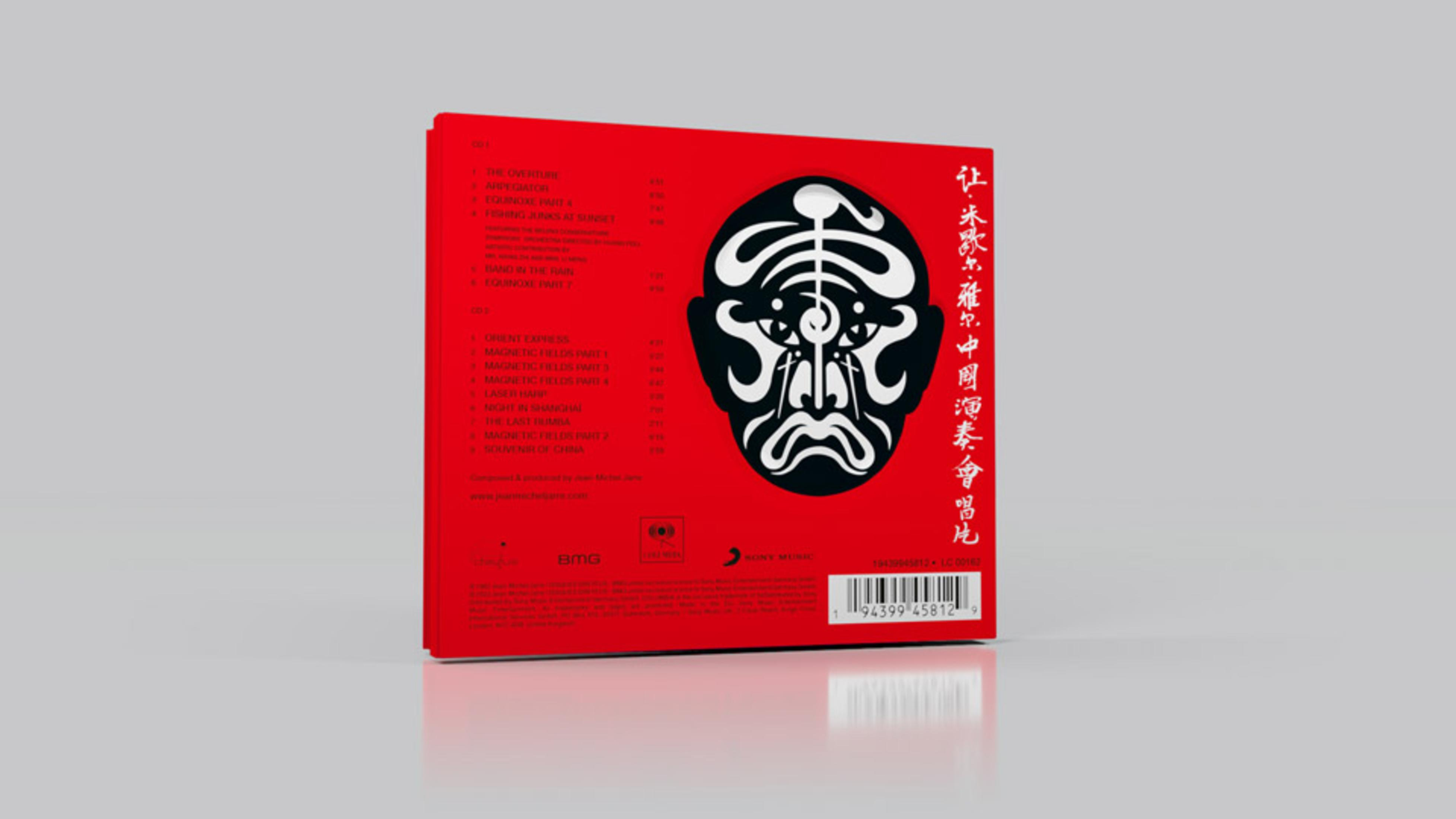 Rote CD-Hülle mit weißem Gesichtsdesign, Titelliste und chinesischen Schriftzeichen. Grauer Hintergrund mit Reflexion.