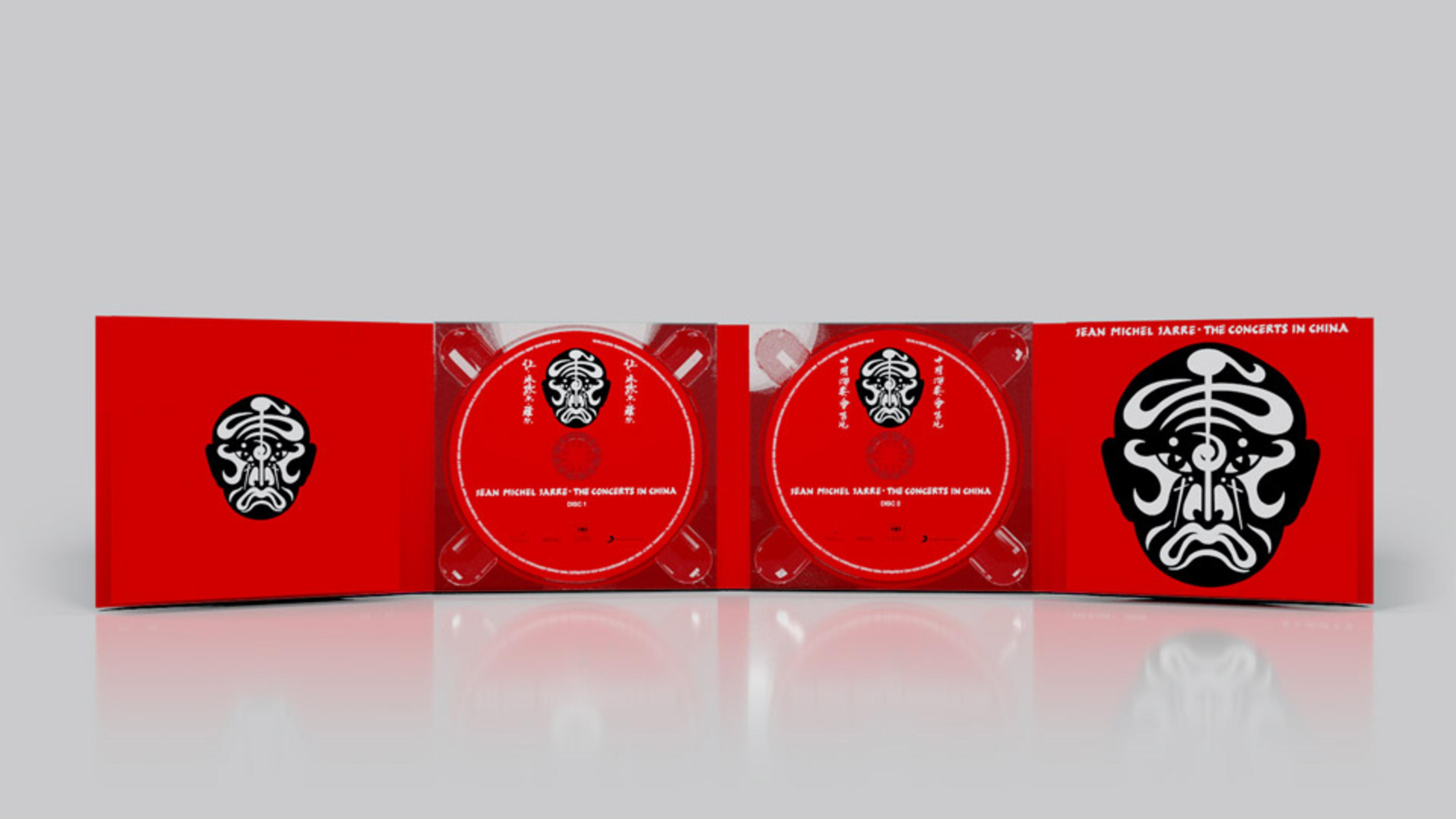 Geöffnete CD-Hülle, rot mit schwarz-weißem Gesichtsdesign. Die CDs haben das gleiche Gesicht und den Text 'Jean Michel Jarre - The Concerts in China'.