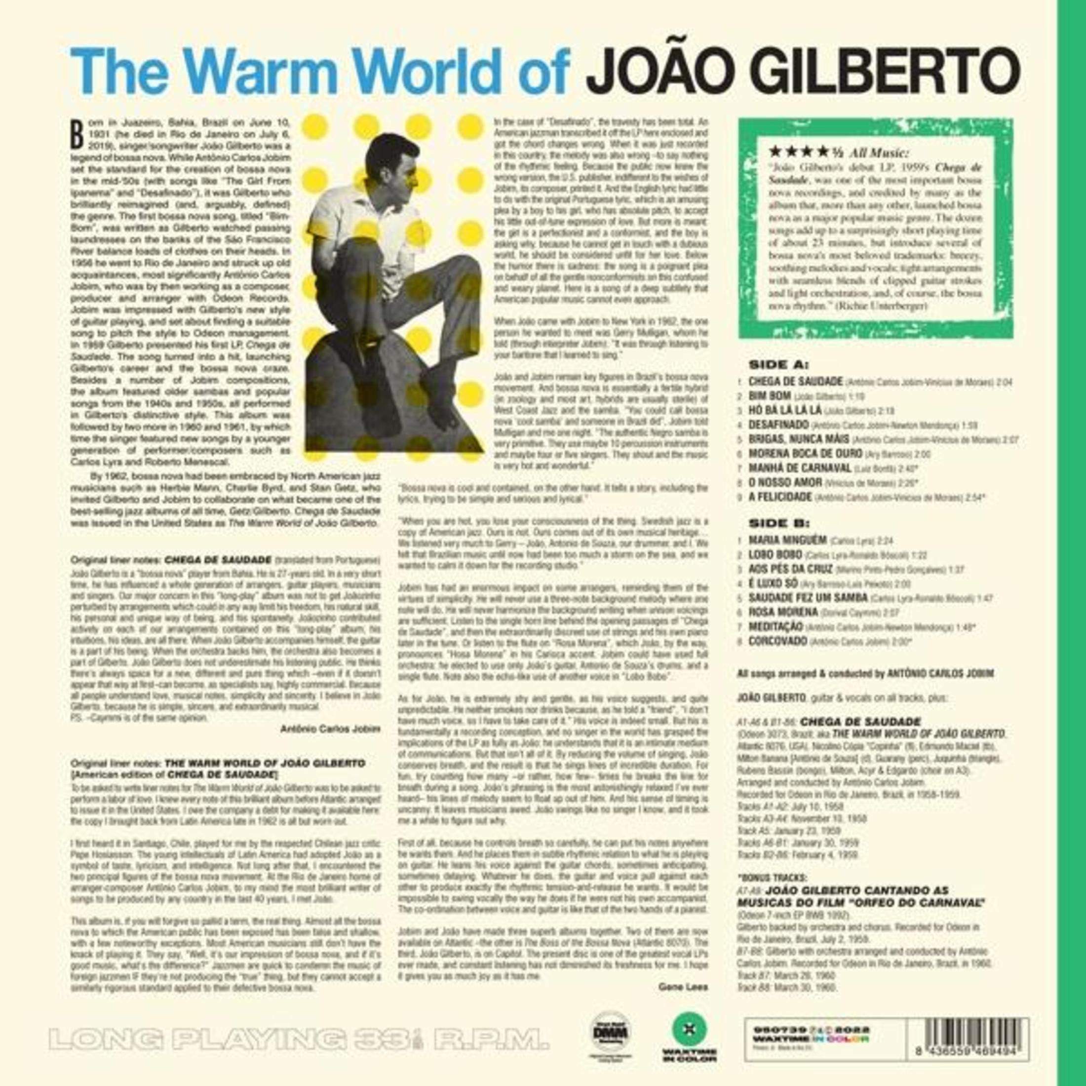 Albumcover von "The Warm World of João Gilberto". Ein Mann im Anzug sitzt, Schwarz-Weiß-Foto. Text in Blau und Grün.