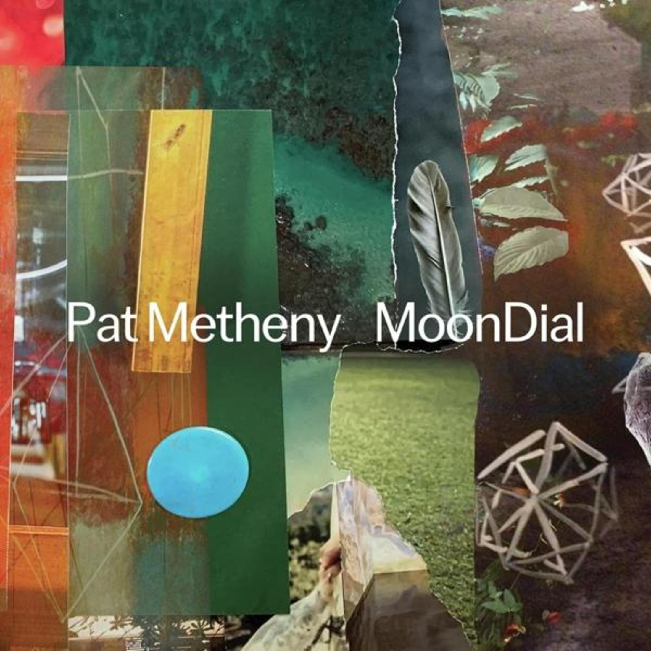 Copertina dell'album: collage di immagini. Il testo 'Pat Metheny MoonDial' è visibile. Include una piuma, un cerchio blu e forme geometriche.