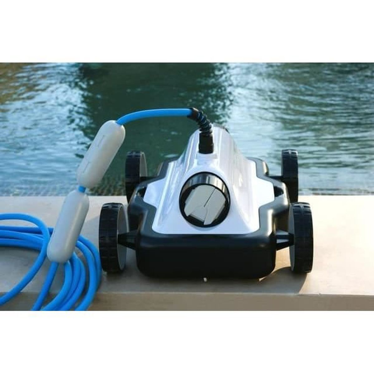 Un robot limpiador de piscinas blanco y negro con ruedas. Una manguera azul y flotadores blancos están conectados. El fondo es una piscina.