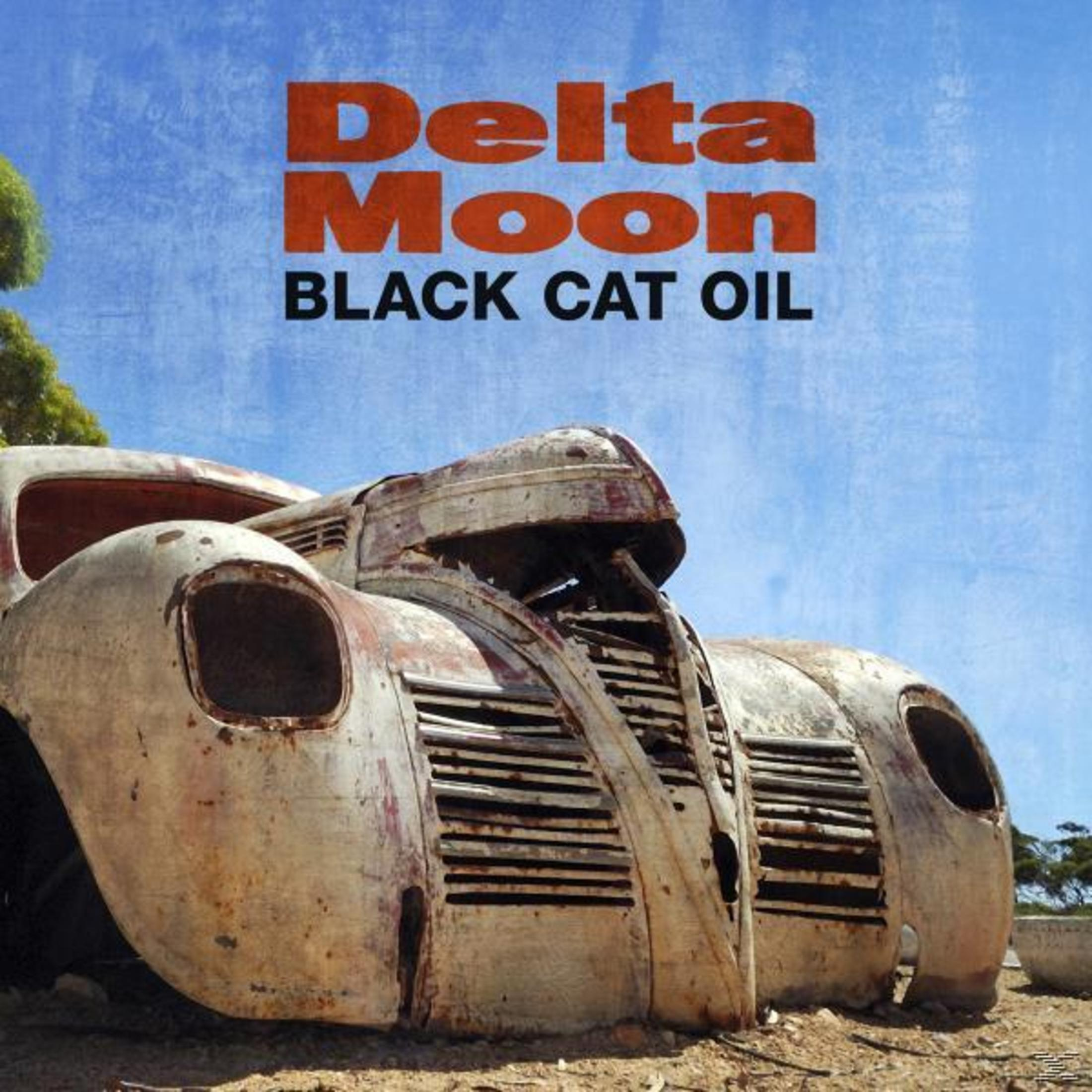 Ein altes, verrostetes Auto steht im Mittelpunkt. Der Himmel ist blau, mit Text: 'Delta Moon Black Cat Oil'.