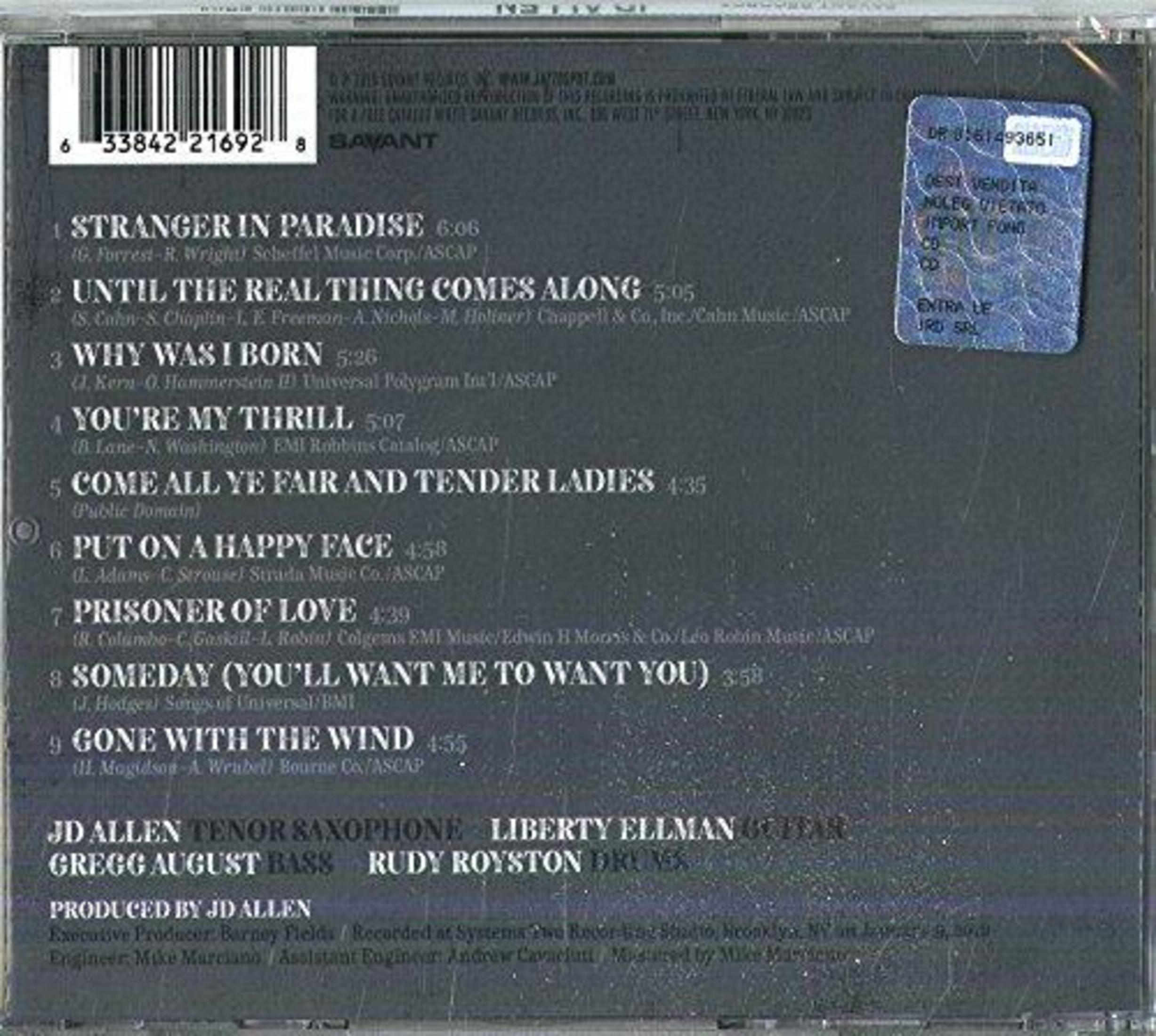 Die Rückseite einer CD-Hülle mit Titeln, Künstlernamen und Barcode. Ein blauer Aufkleber ist vorhanden.