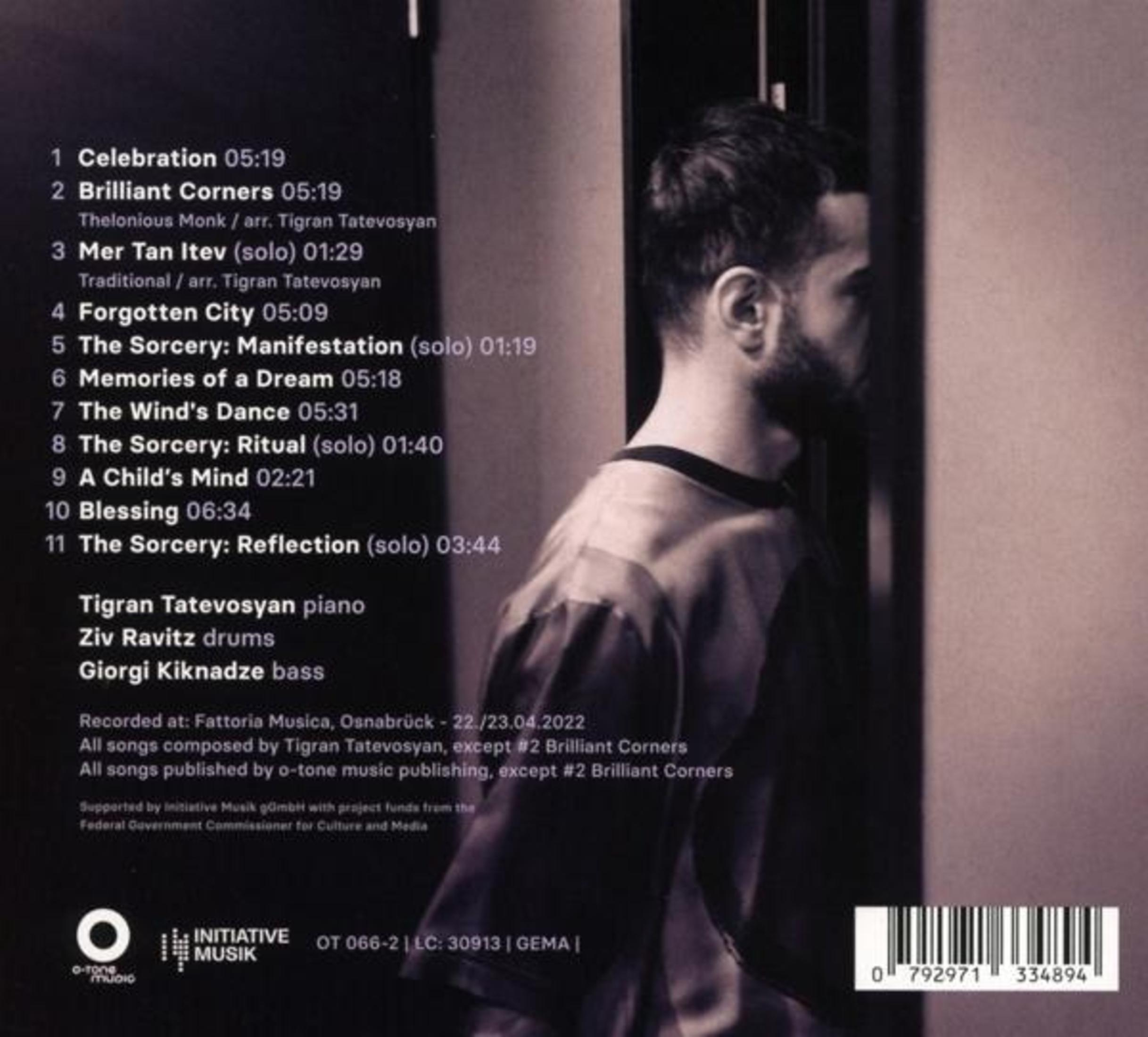 Portada del álbum con perfil de hombre, lista de canciones y logo de Initiative Musik. Esquema de color blanco y negro.