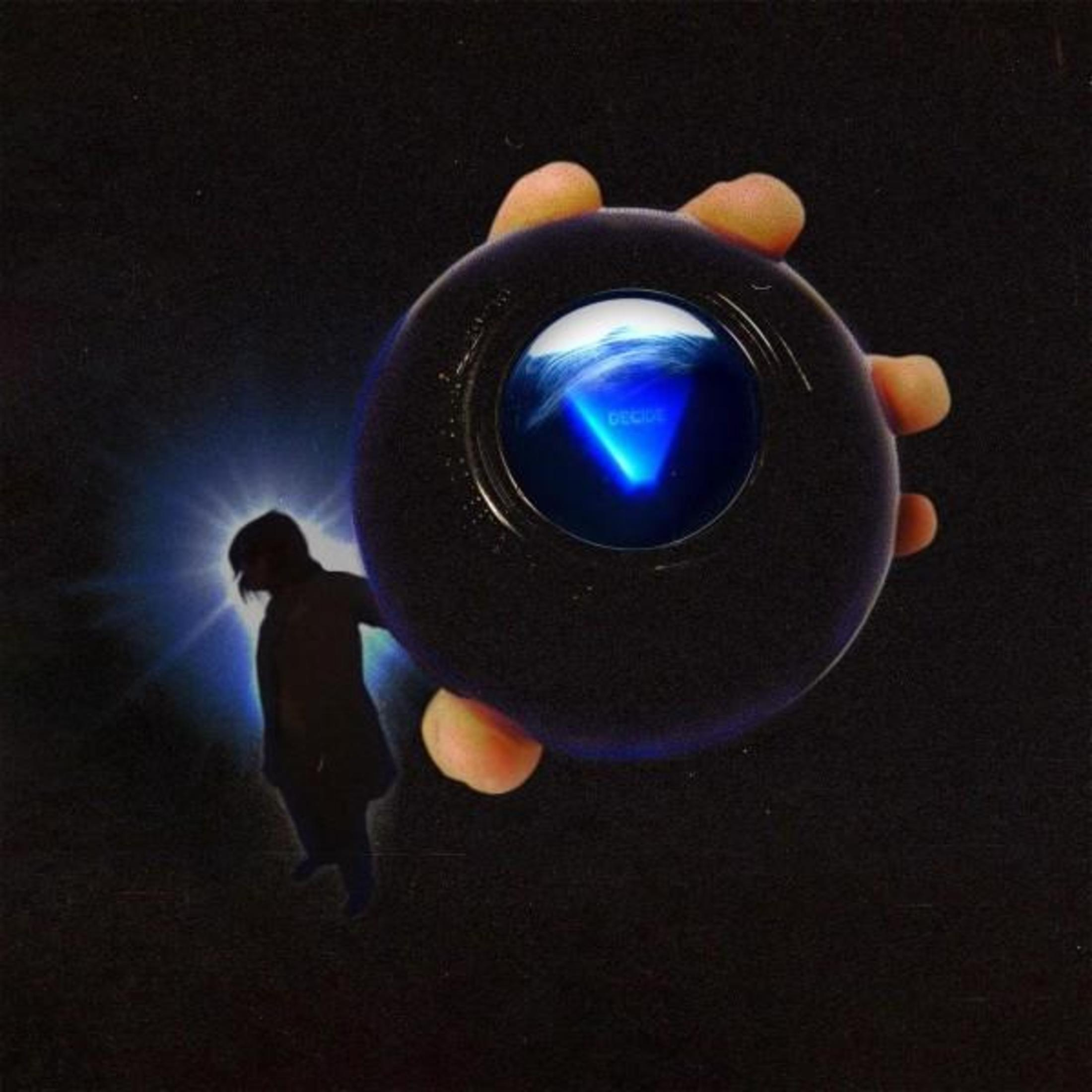 Eine Person Silhouette vor blauem Licht. Eine große schwarze 8-Ball wird von Händen gehalten. Die Kugel zeigt 'DECIDE' in Blau.