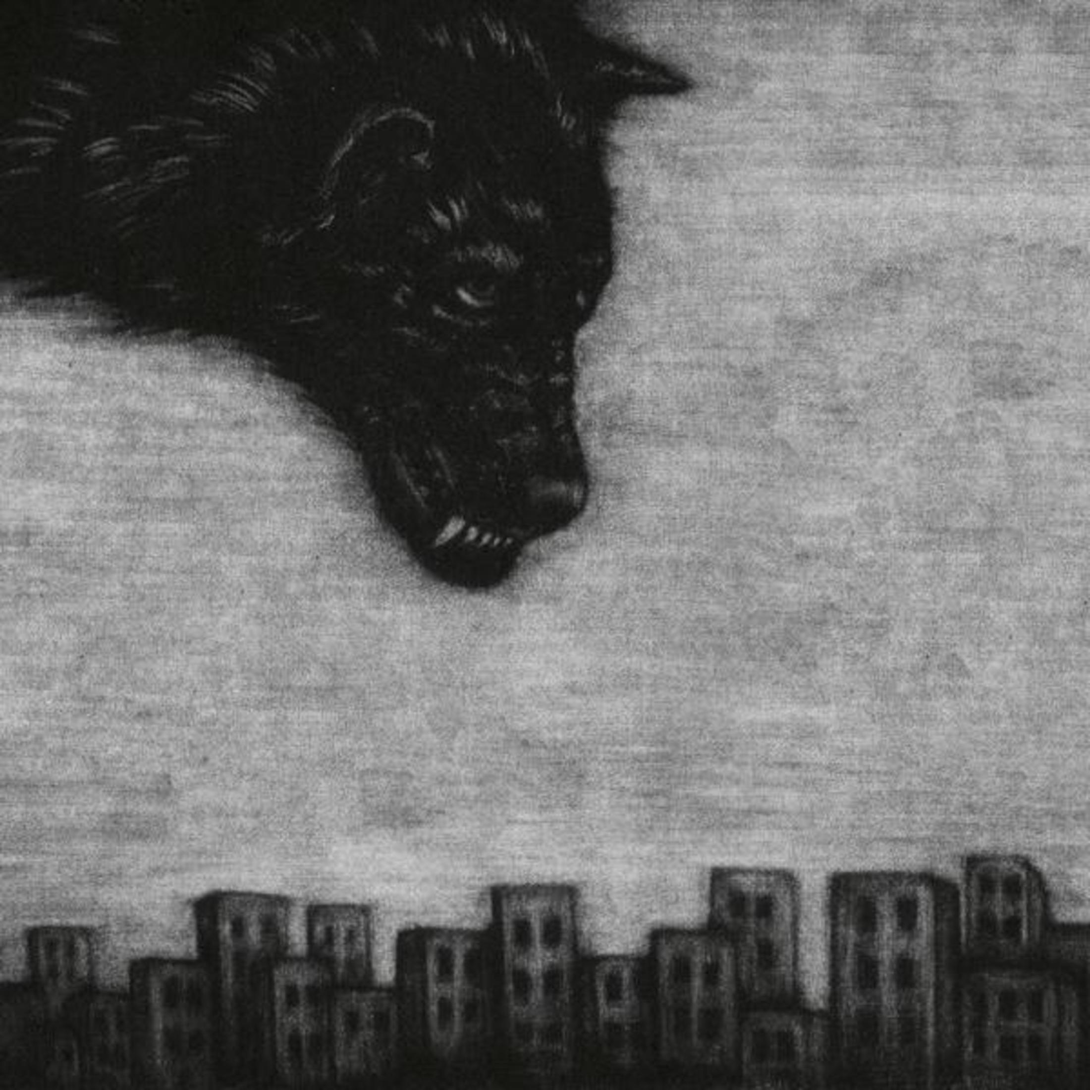 Ein schwarzer Wolfskopf ragt über einer Stadtkulisse. Die Zähne des Wolfes sind entblößt. Gebäude sind vor dem Himmel silhouettiert.