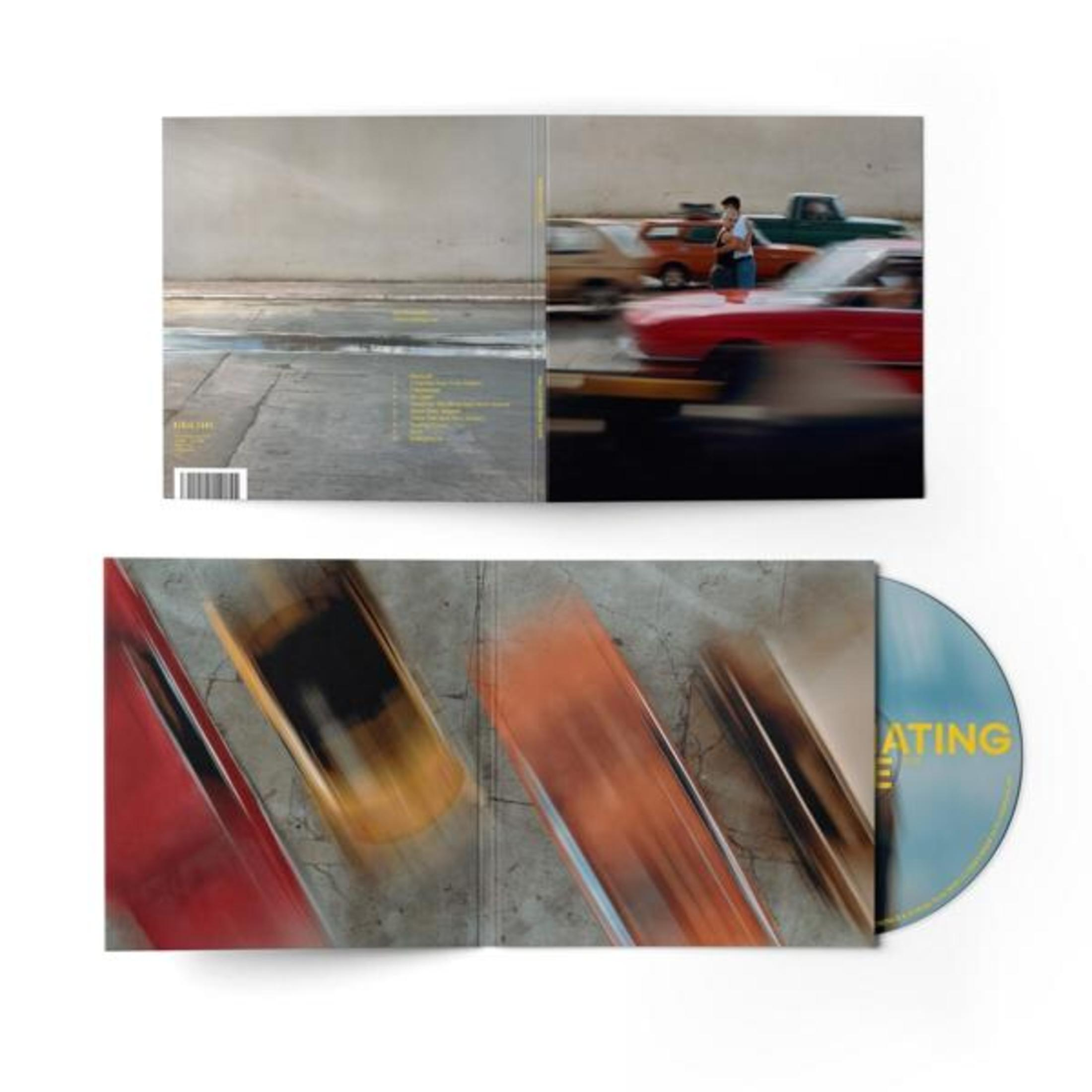 Albumhoes met bewegende, vage auto's. CD zichtbaar, met het woord ATING. Kleuren: rood, oranje en blauw.