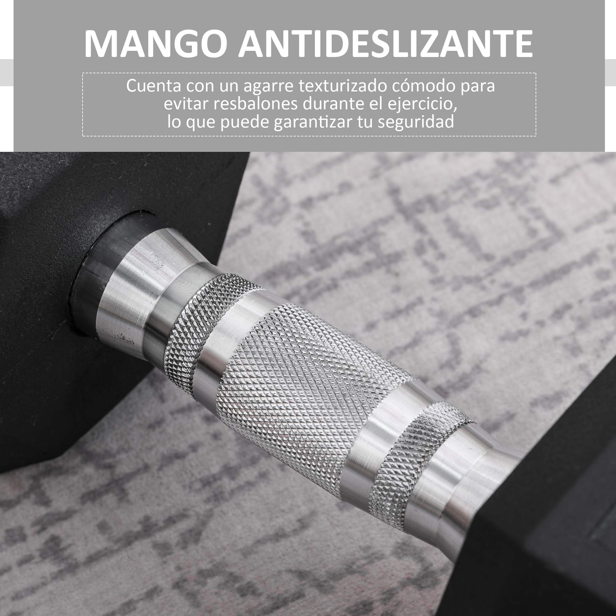 Primer plano de un mango de mancuerna. Es de metal plateado texturizado, con un peso negro a la izquierda. El fondo es una superficie estampada.