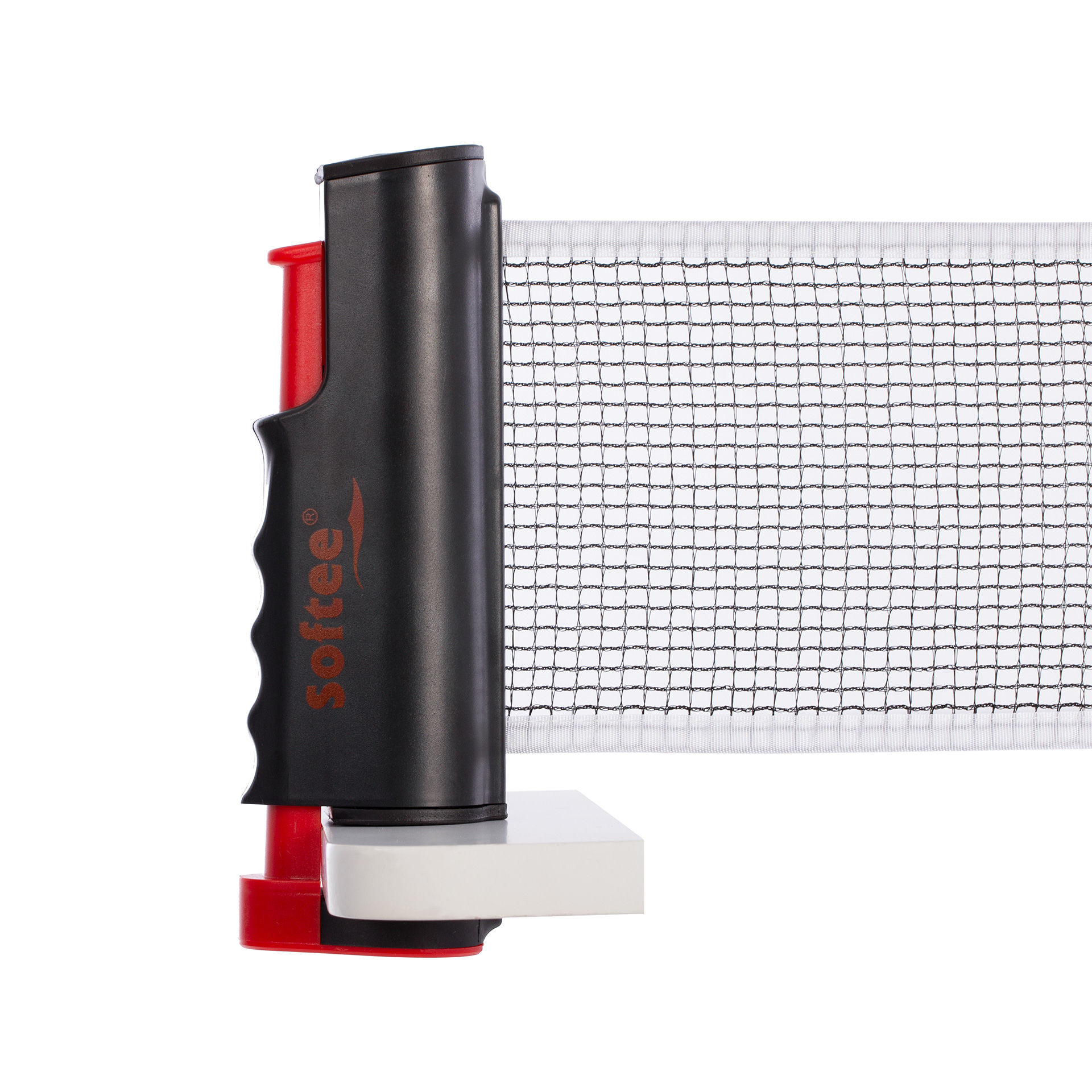 Una red de ping pong con una abrazadera negra y roja. La red es negra y blanca, sobre un fondo blanco.