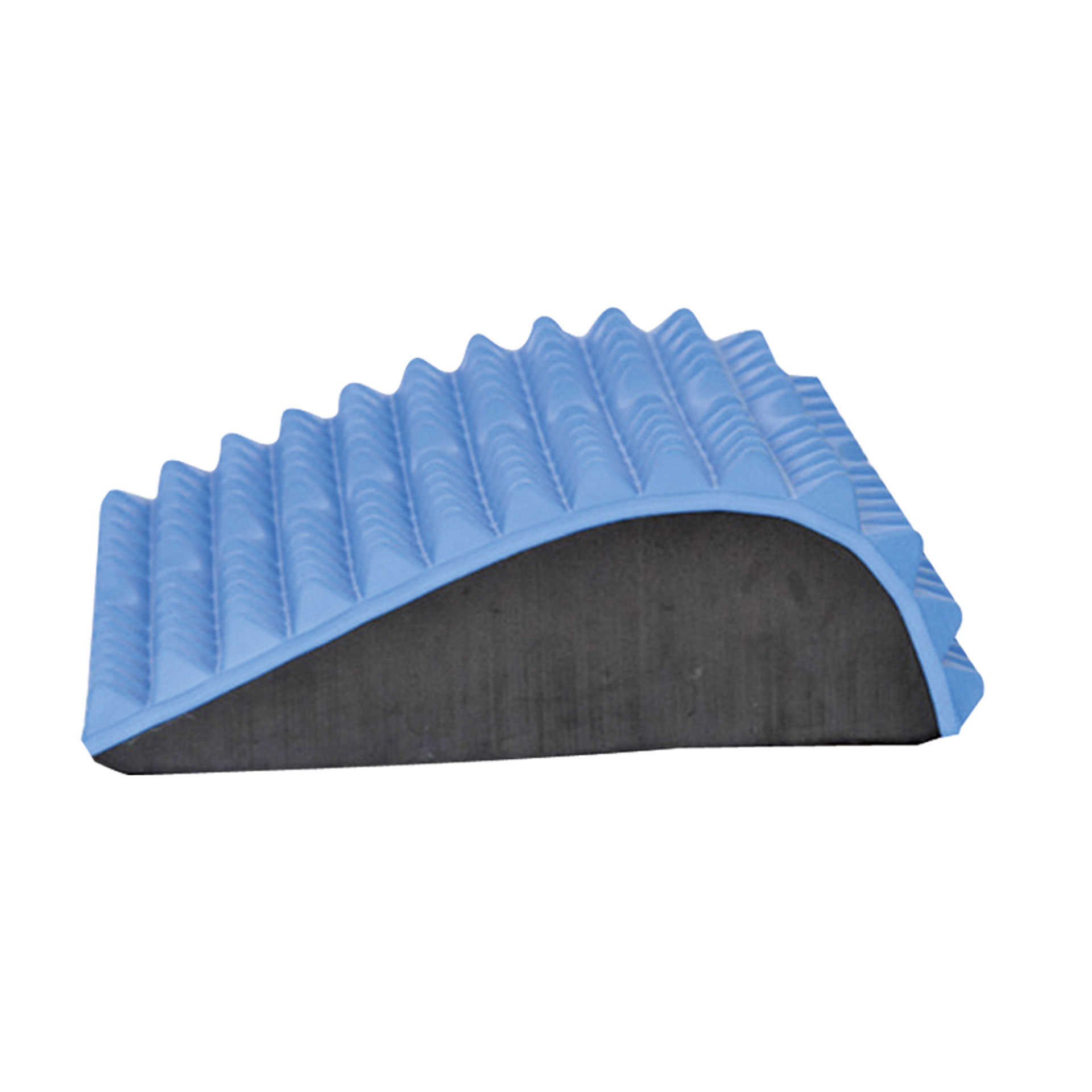Una herramienta de masaje azul en forma de cuña con una superficie superior acanalada y una base curva gris oscuro, aislada sobre blanco.