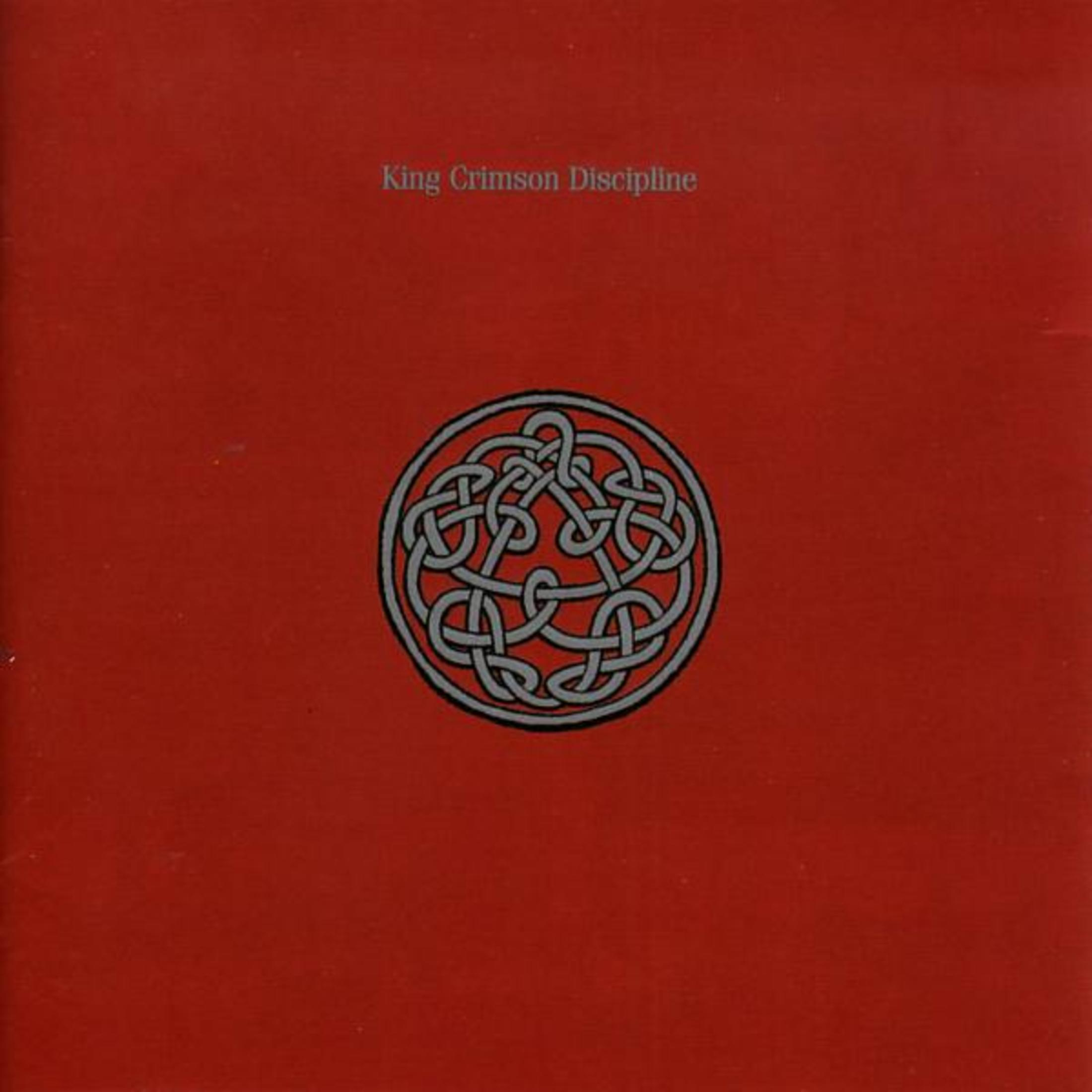 Albumcover für King Crimsons Discipline. Roter Hintergrund mit grauem keltischem Knoten und Albumtitel.