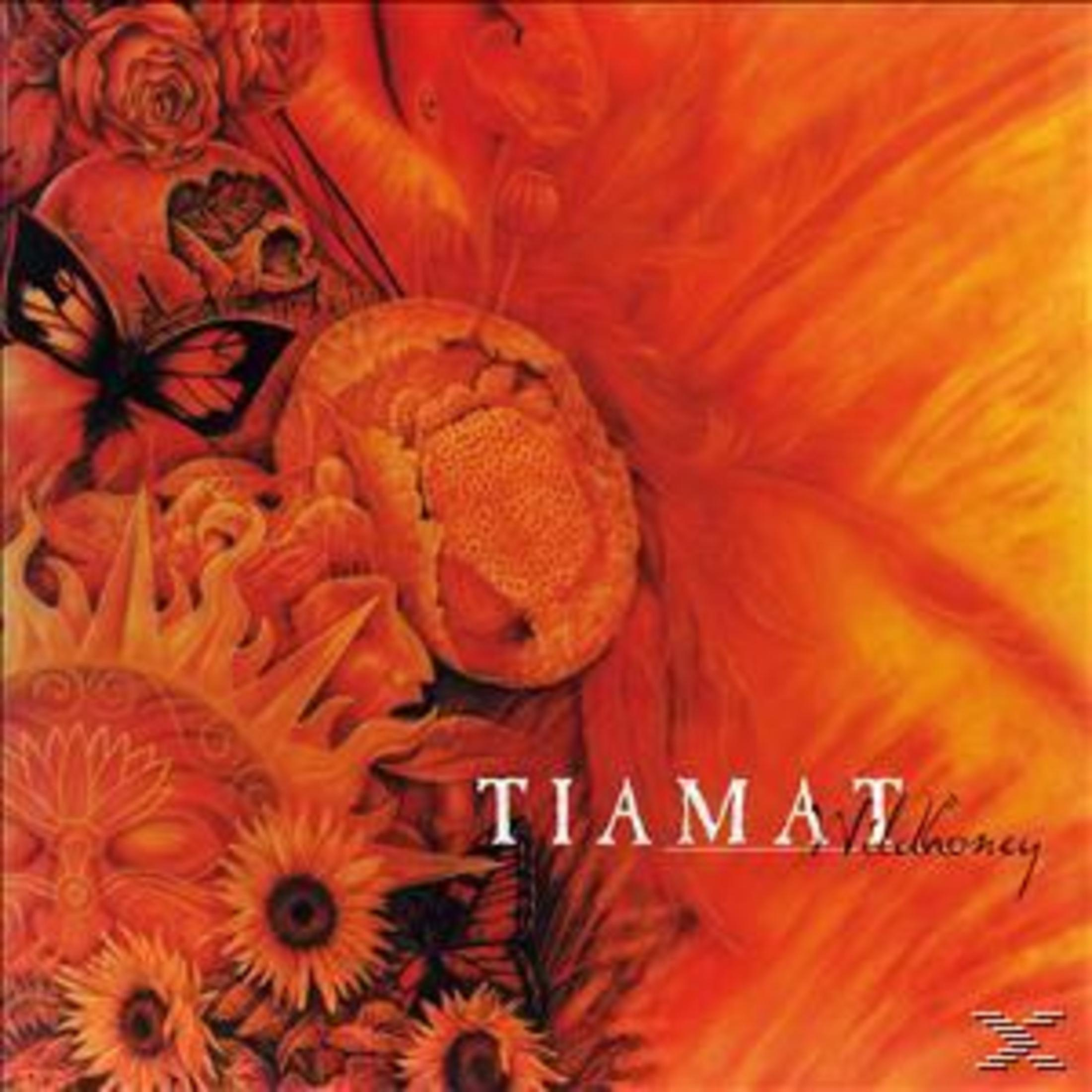 Albumcover in Orangetönen. Mit Blumen, einem Totenkopf, Schmetterlingen und dem Bandnamen: Tiamat. Der Albumtitel ist Wildhoney.