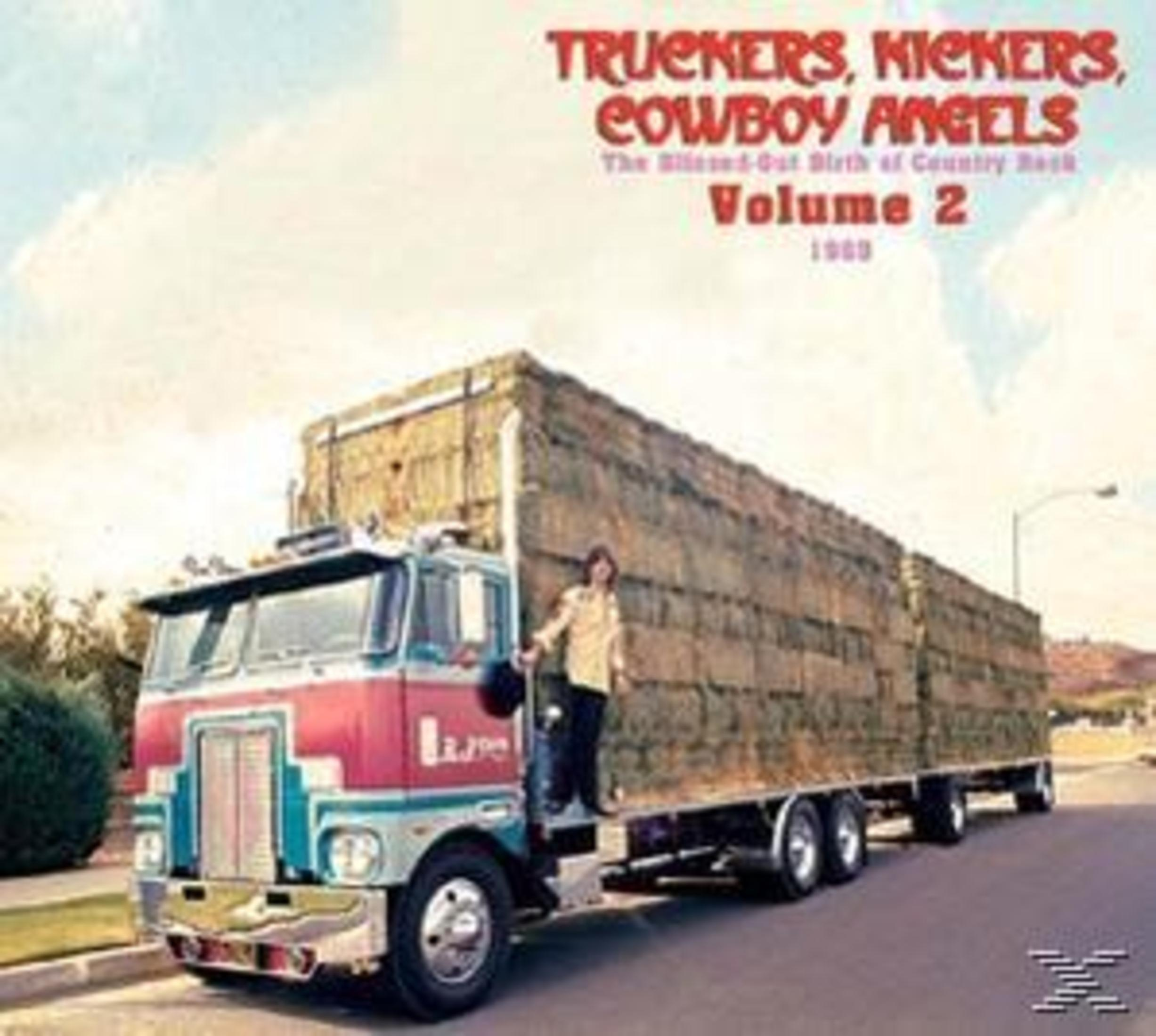 Ein Vintage-Truck, beladen mit Heuballen, parkt auf einer Straße. Ein Mann steht auf dem Truck. Text oben: "Truckers, Kickers, Cowboy Angels".