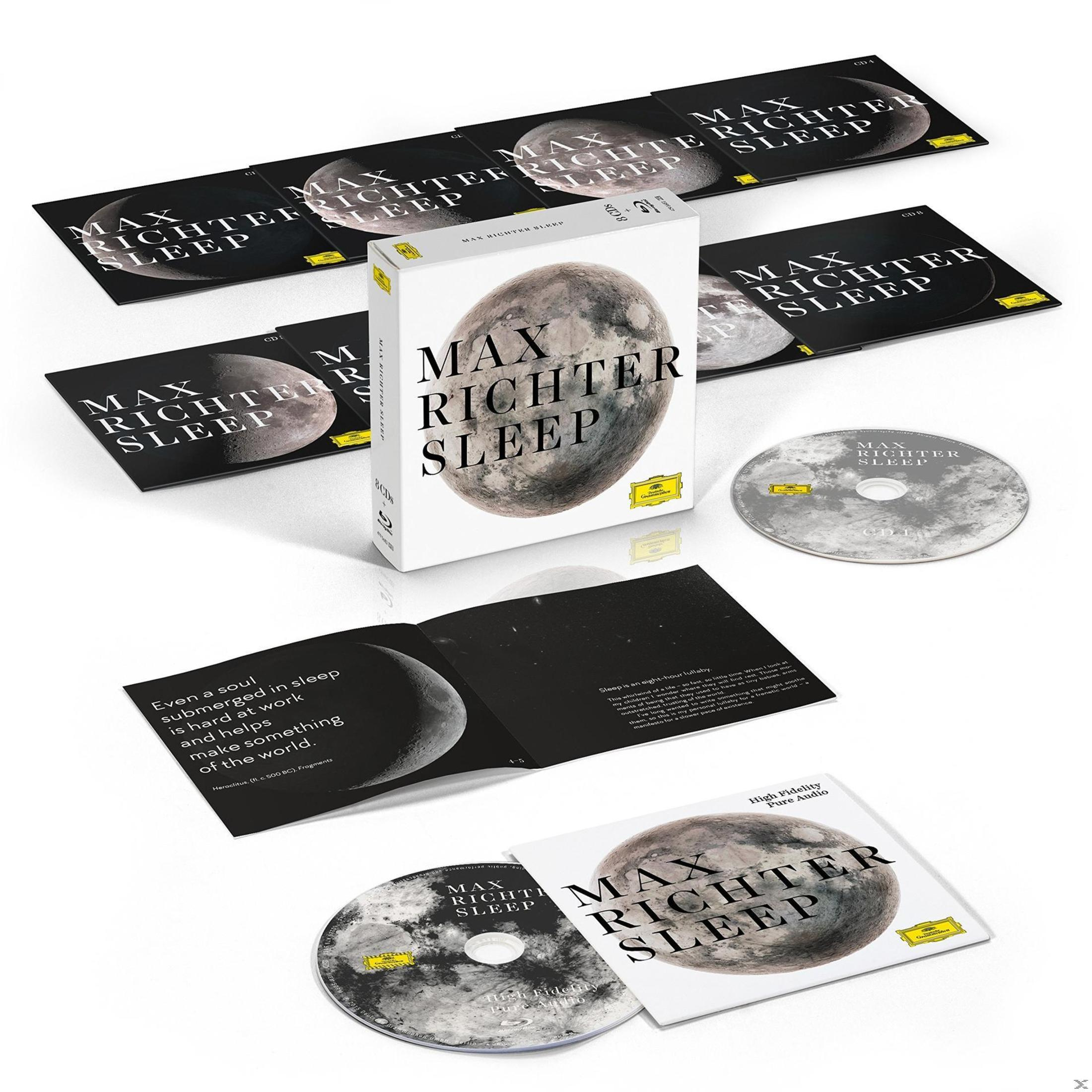Albumhoes, cd's van Max Richter's Sleep. De hoes toont een maanbeeld. Tekst: Max Richter Sleep. Cd's en doos zijn zichtbaar.