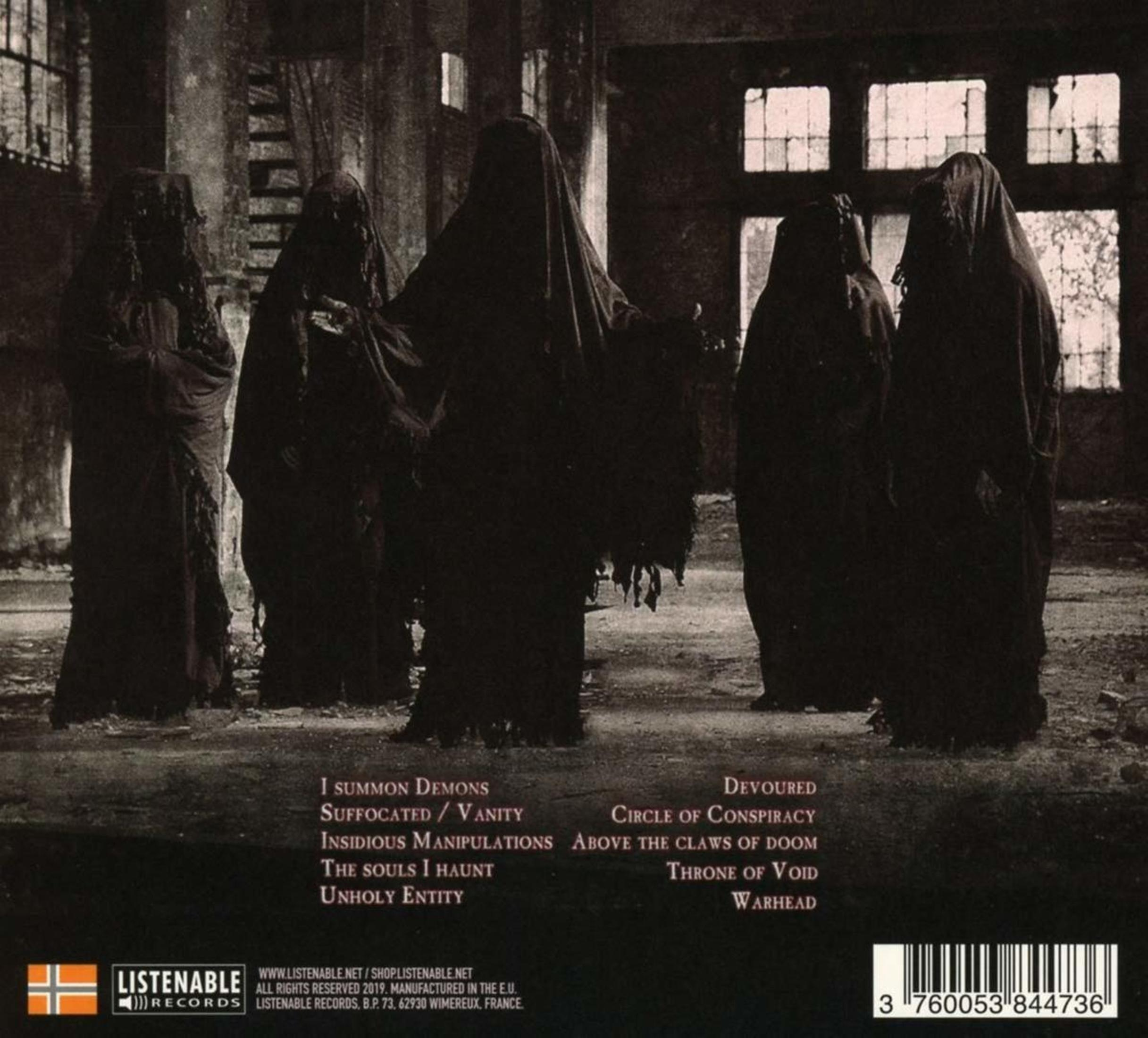 Afbeelding toont gehulde figuren in een donker, vervallen gebouw, met albumdetails en een barcode onderaan.