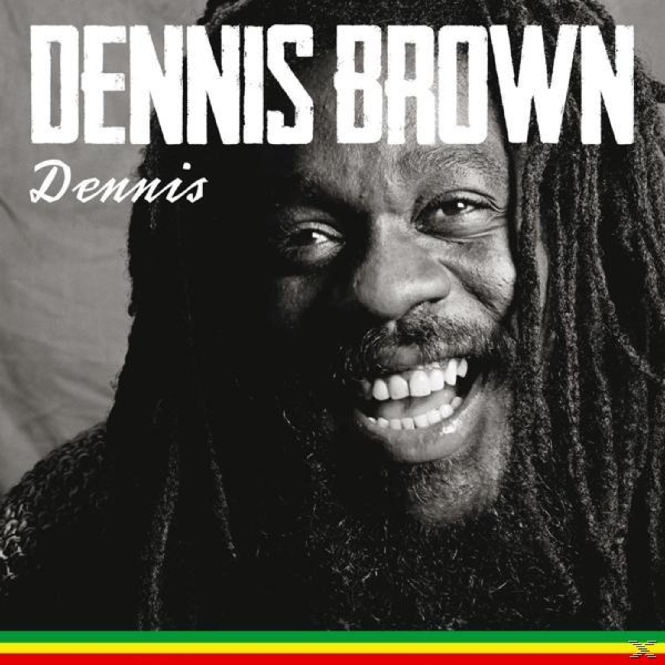 Schwarz-Weiß-Bild von Dennis Brown, der lächelt, mit Dreadlocks. Text sagt 'Dennis Brown'.