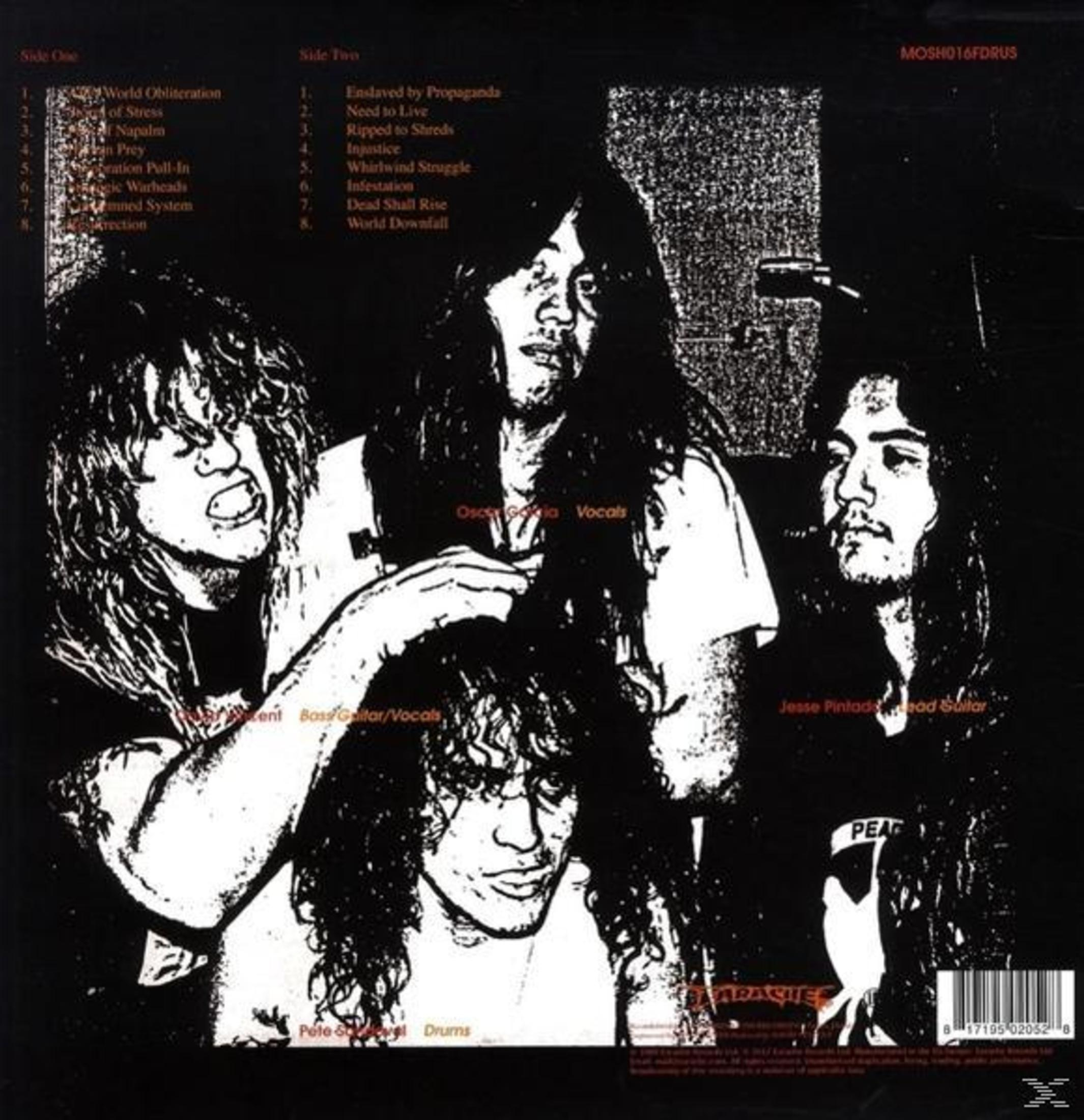 Albumcover mit vier Bandmitgliedern. Schwarz-Weiß-Bild mit Songtiteln. Bandnamen sind sichtbar.