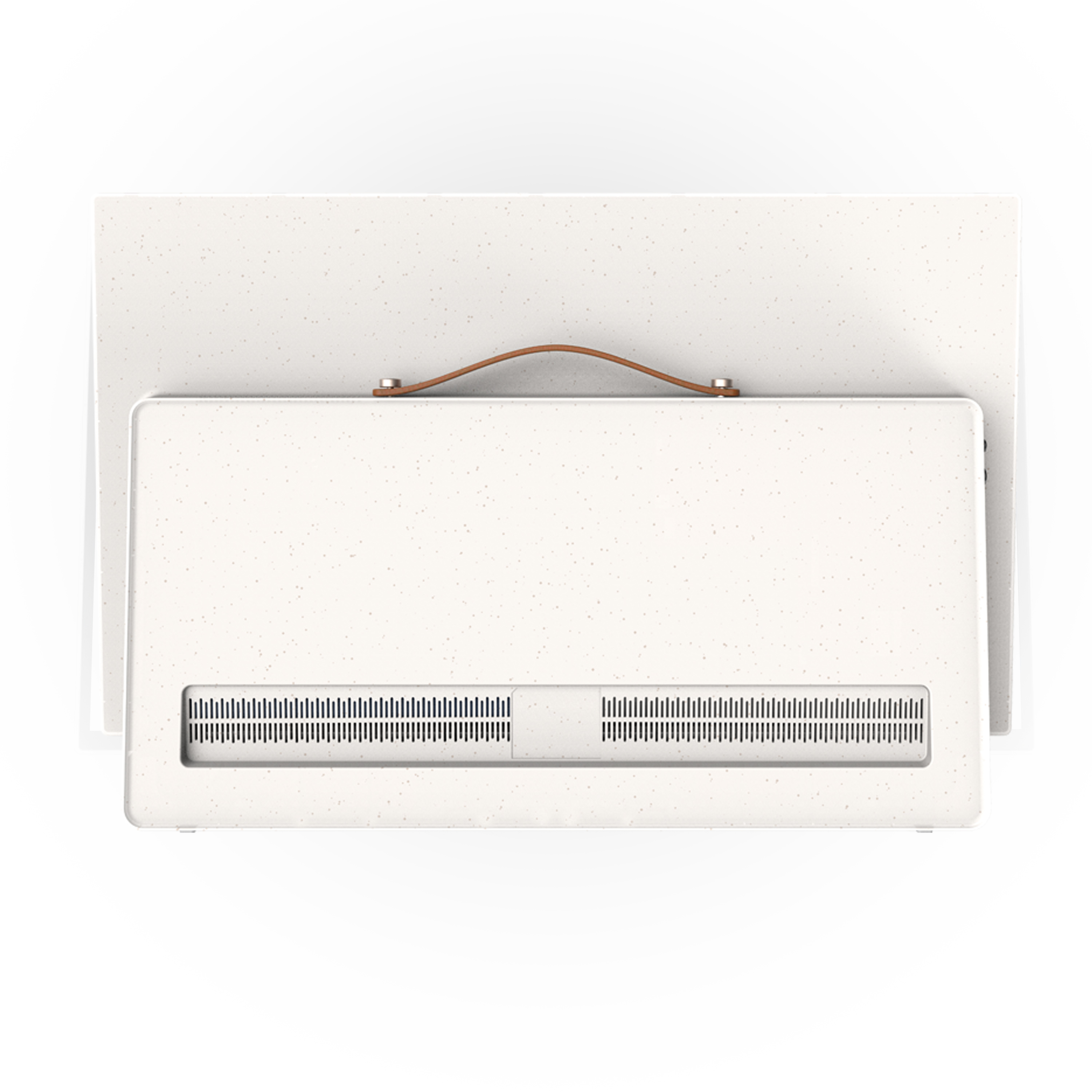 Widok z góry na kremową walizkę z brązową rączką, na większej kremowej powierzchni, obie z plamkami.