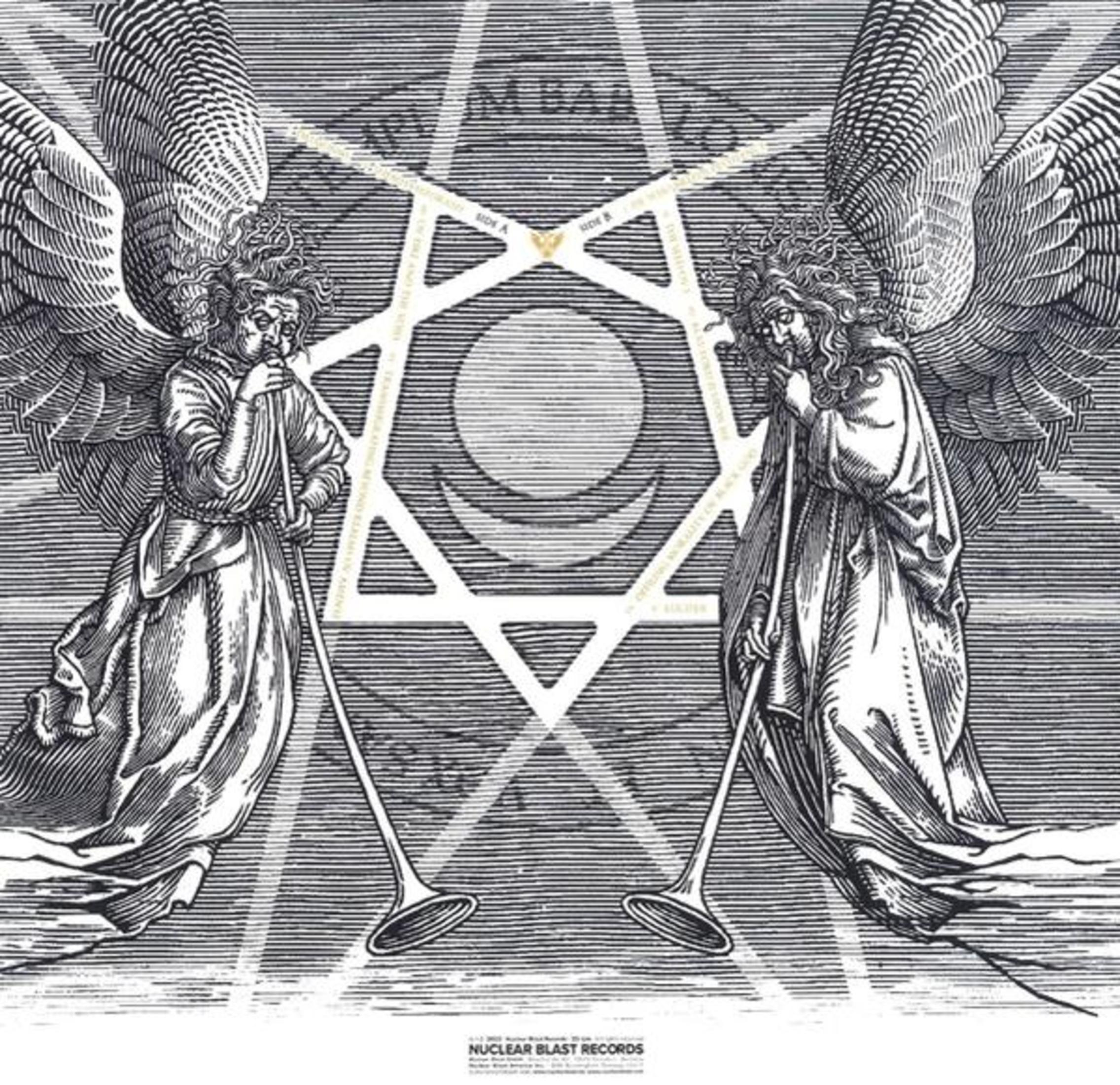 Zwei geflügelte Figuren mit Pfeifen flankieren einen Stern und einen Halbmond. Schwarz-Weiß-Illustration mit Text um den Stern.