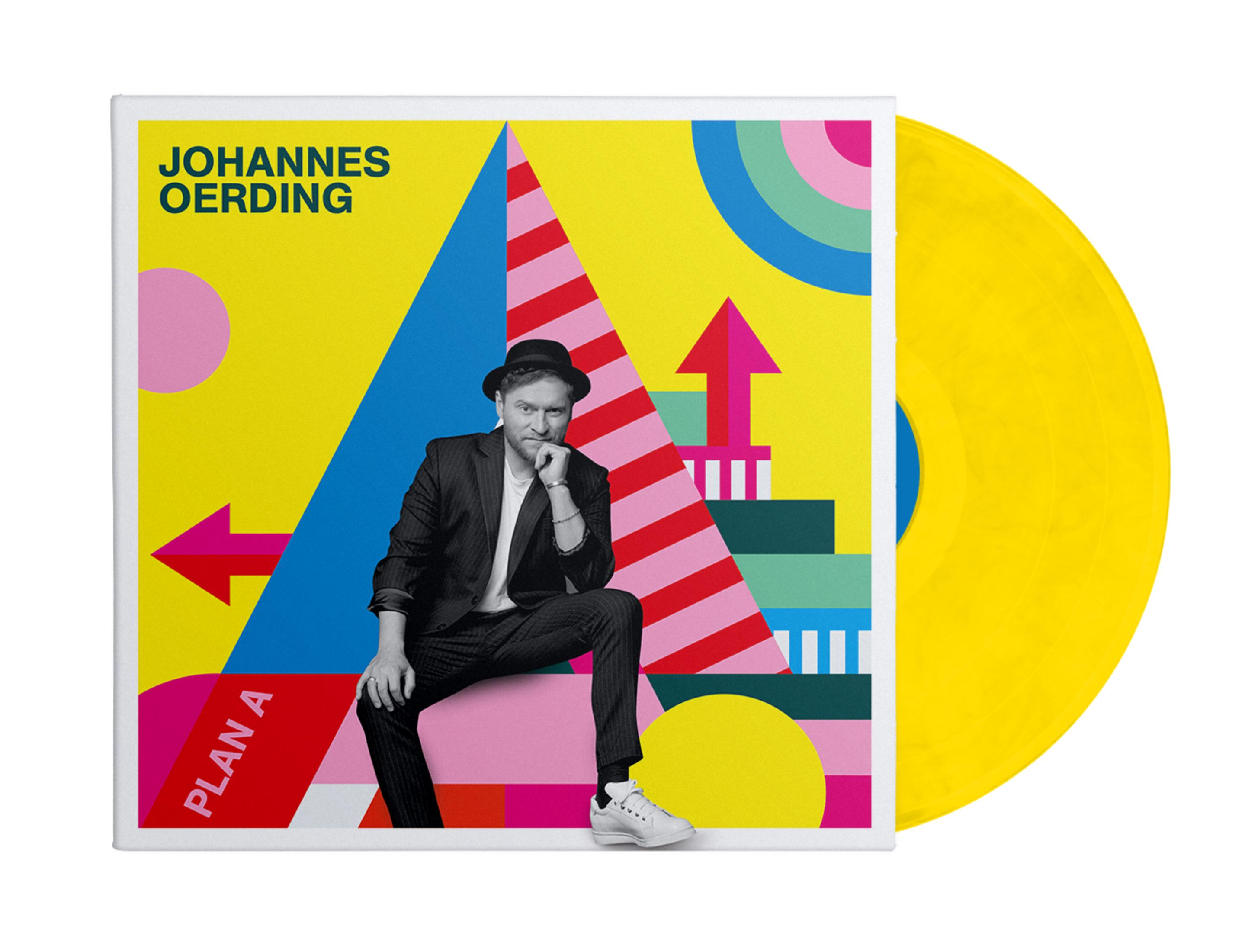 Albumcover von Johannes Oerding. Mann im Anzug sitzt vor bunten geometrischen Formen. Gelbe Vinyl-Schallplatte an der Seite.
