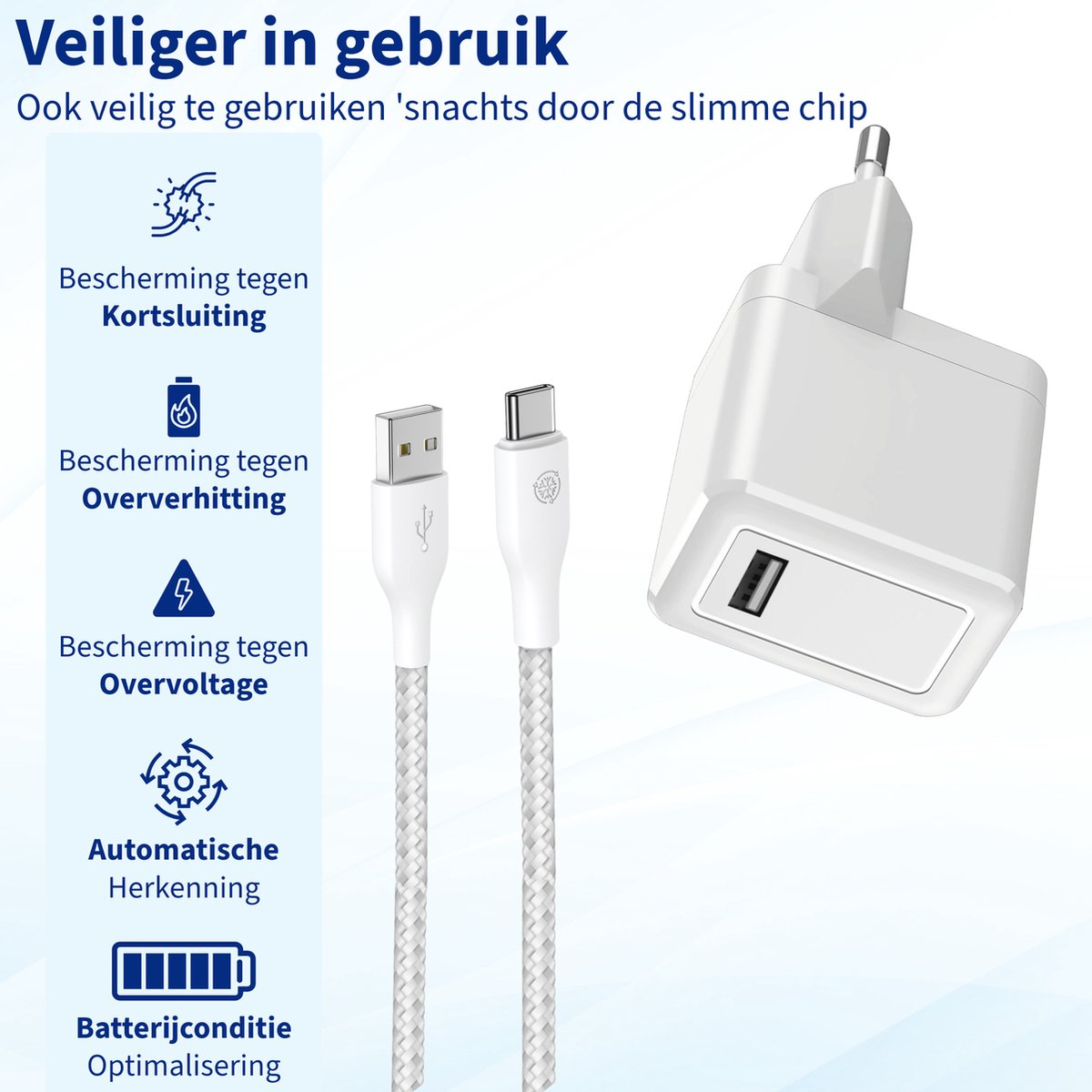 Witte oplader, kabel en adapter op blauwe achtergrond. Tekst: Veiliger in gebruik, bescherming tegen kortsluiting, oververhitting, overspanning, automatische herkenning.