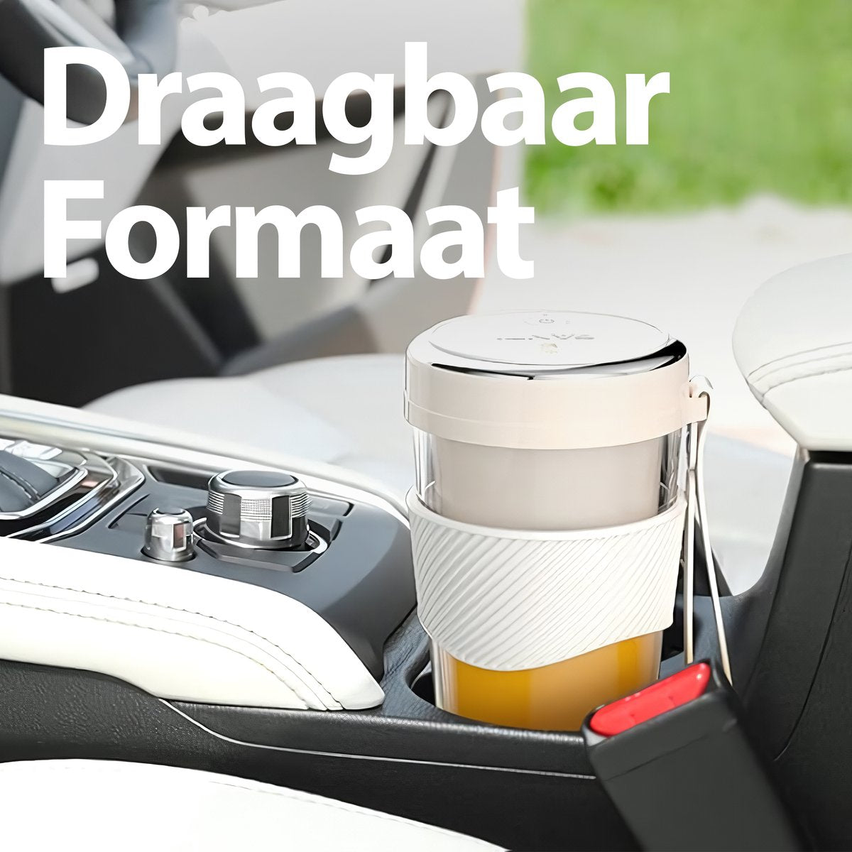 Een draagbare blender in een bekerhouder van een auto, gevuld met oranje vloeistof. Het interieur van de auto is zichtbaar.