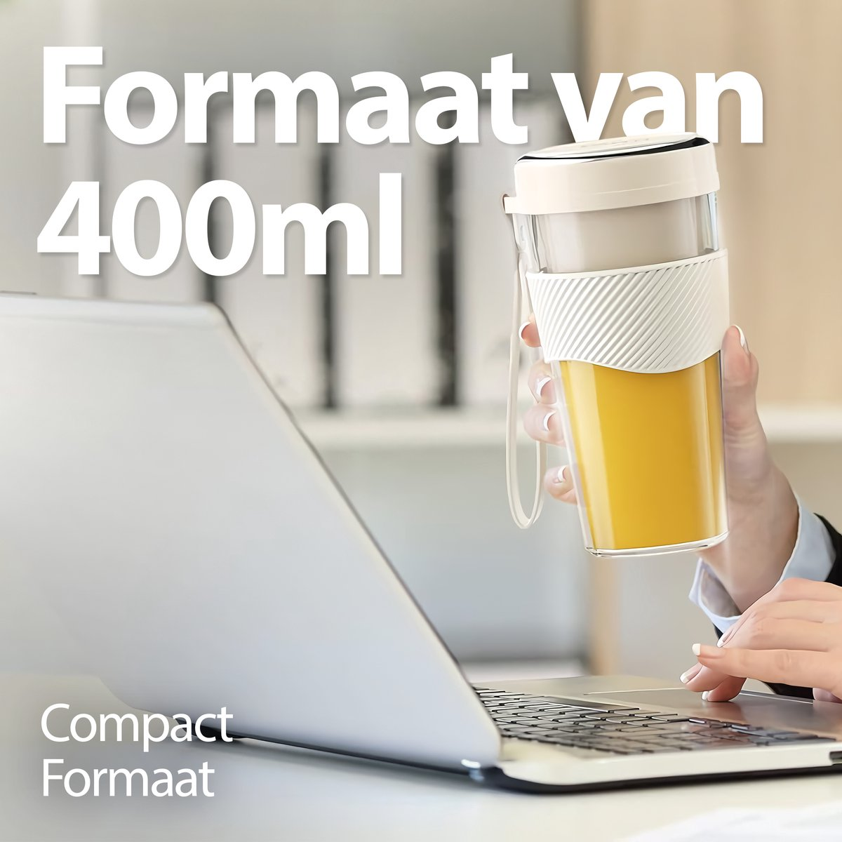 Een hand houdt een glas gevuld met oranje vloeistof vast bij een laptop. De tekst op de afbeelding luidt "Formaat van 400ml" en "Compact Formaat".