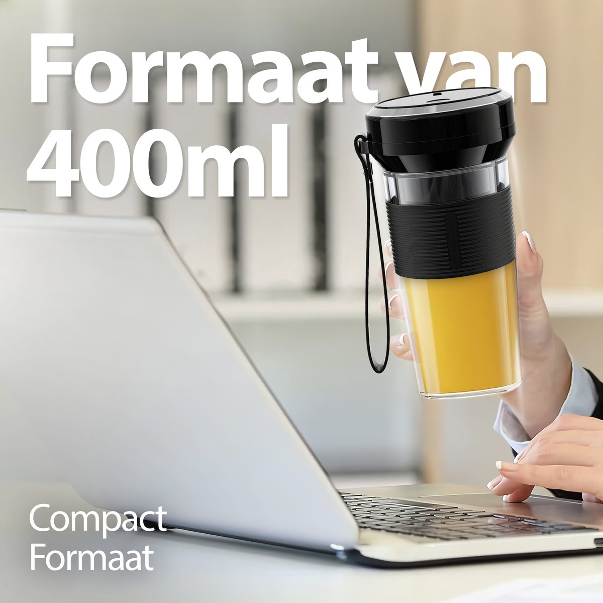 Hand holding a black and transparent juice cup. A laptop is in the foreground. Text: Formaat van 400ml. Compact Formaat.