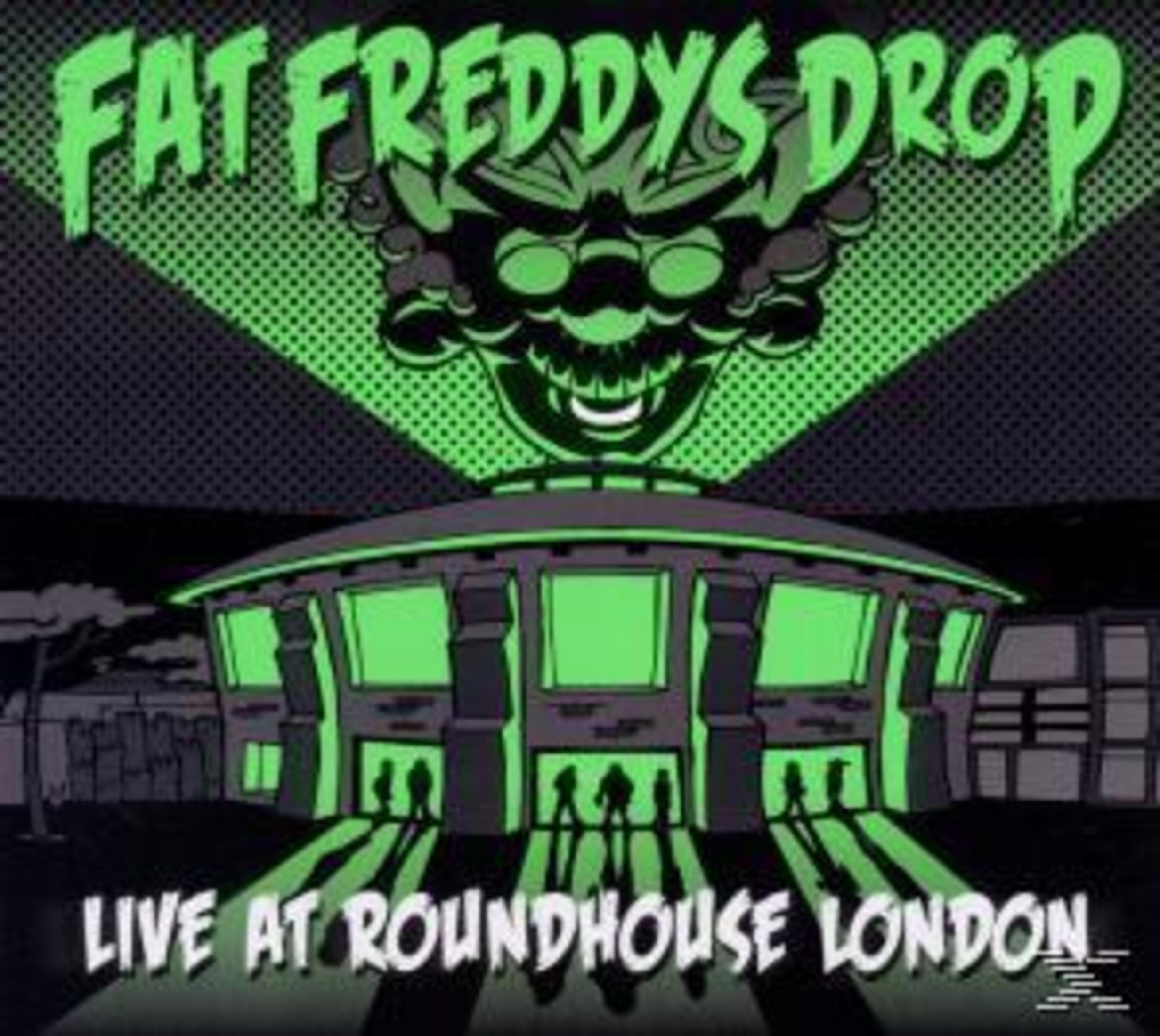 Grünes Bandlogo und Veranstaltungsortbild. Der Text lautet 'Fat Freddy's Drop Live at Roundhouse London'. Silhouetten von Menschen stehen vor dem Gebäude.