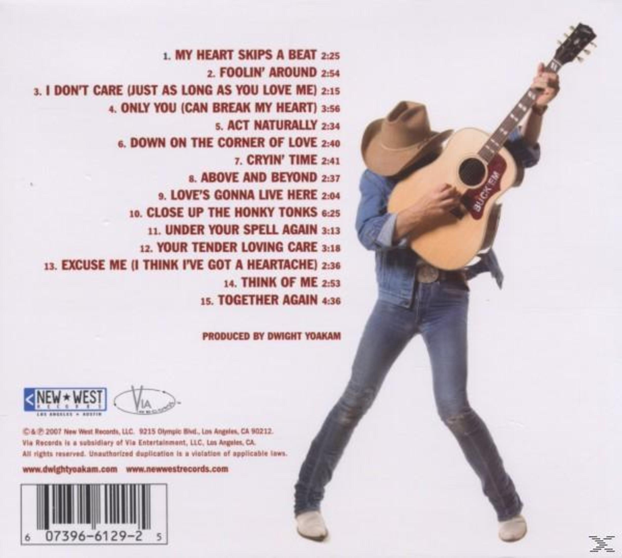 Mann in Jeans spielt Gitarre. Album-Trackliste ist sichtbar. Cowboyhut und -stiefel. Buck-Em-Logo auf der Gitarre.