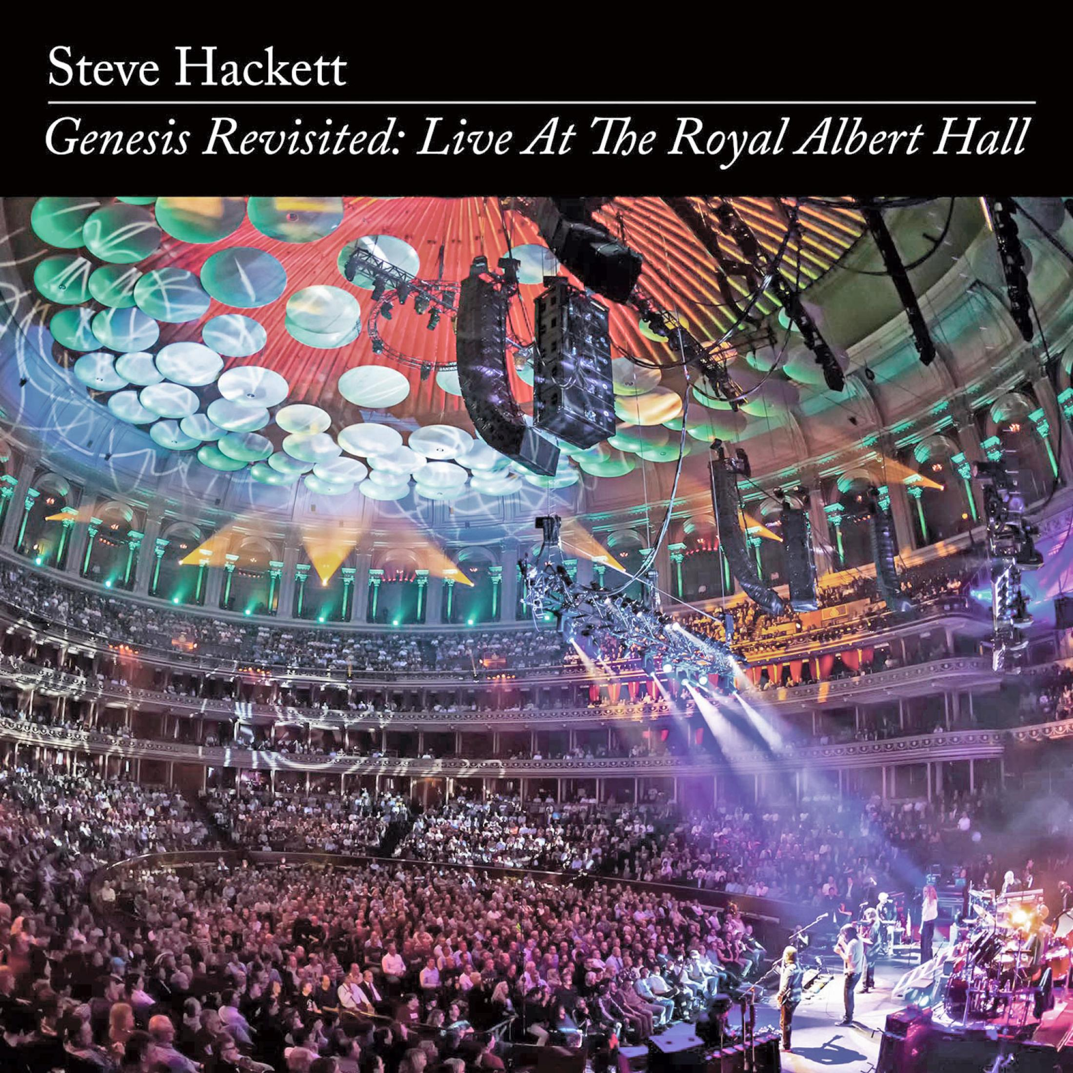 Steve Hackett Konzert in der Royal Albert Hall. Bühne beleuchtet mit Publikum. Große Halle mit Kuppel. Bühnenequipment und Band sichtbar.
