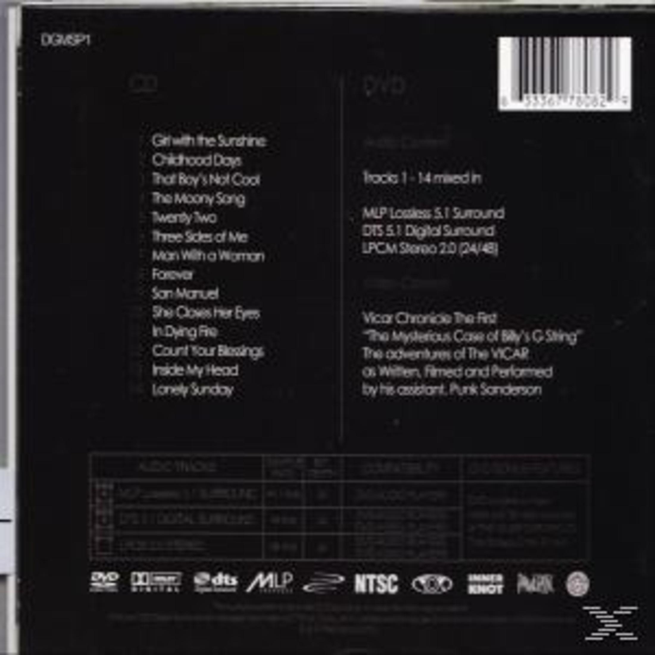 Een zwarte dvd-hoes met witte tekst vermeldt nummers en technische specificaties. Bevat een streepjescode. Logo's van verschillende formaten staan onderaan.