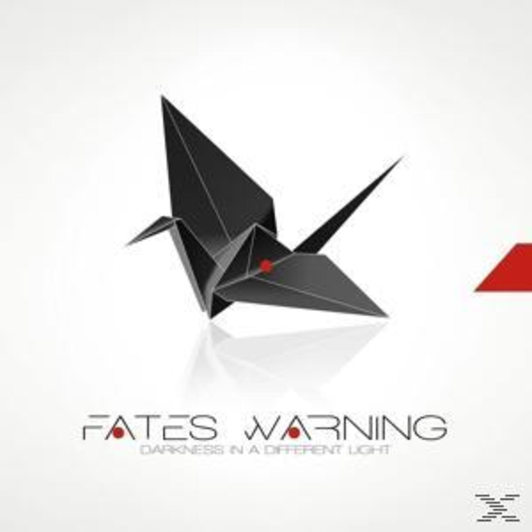 Ein schwarzer Origami-Kranich mit roten Punkten, Titel: Fates Warning, Darkness in a Different Light, auf weißem Hintergrund.