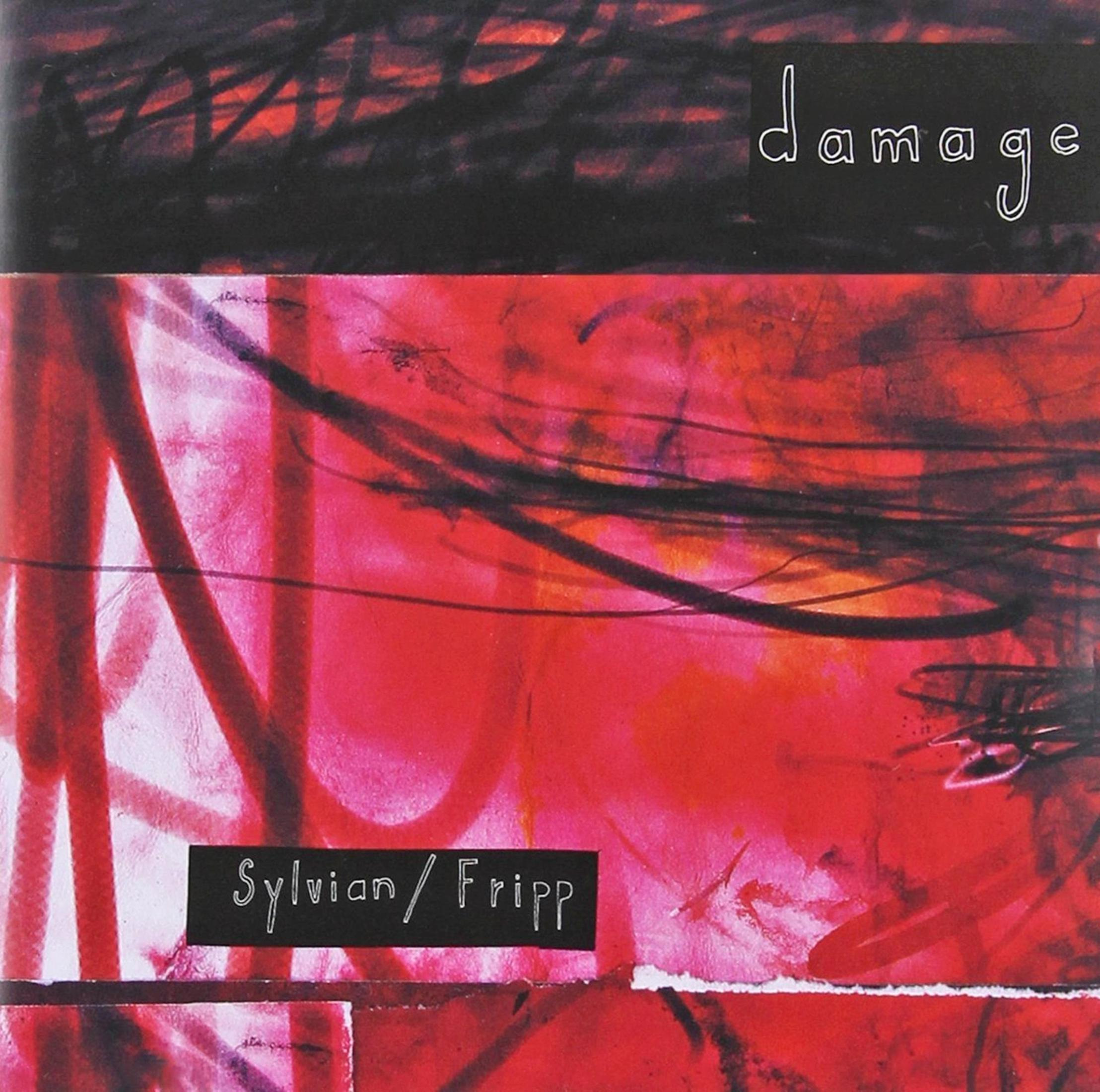 Albumcover mit roter und schwarzer abstrakter Kunst. Es steht 'damage' und 'Sylvian/Fripp' in weißem Text.