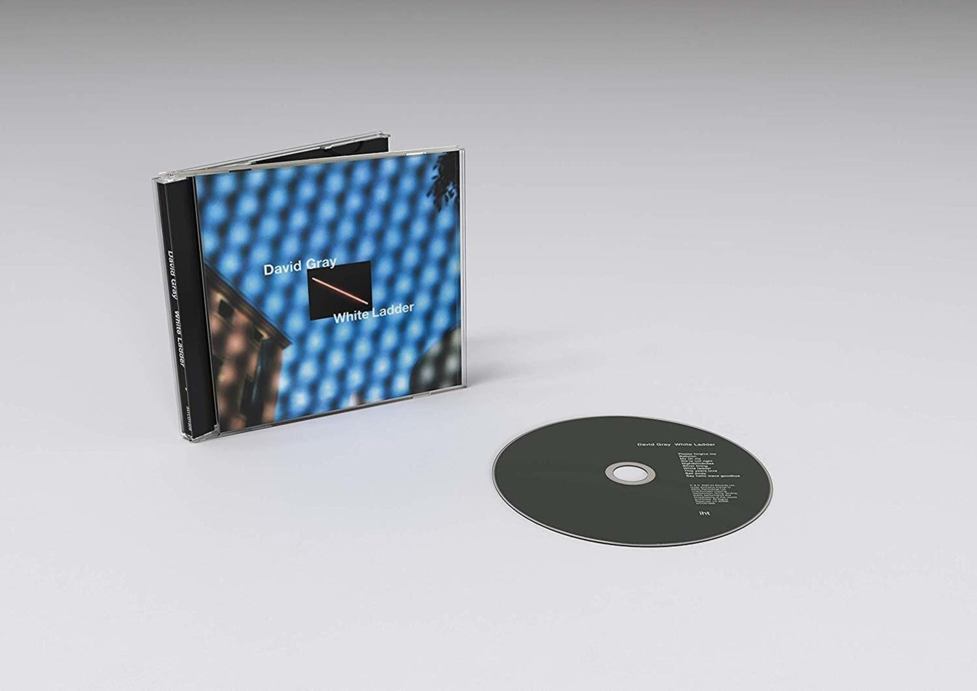 CD-Hülle und -Disc von David Grays White Ladder Album auf heller Oberfläche. Hülle offen, Disc sichtbar.