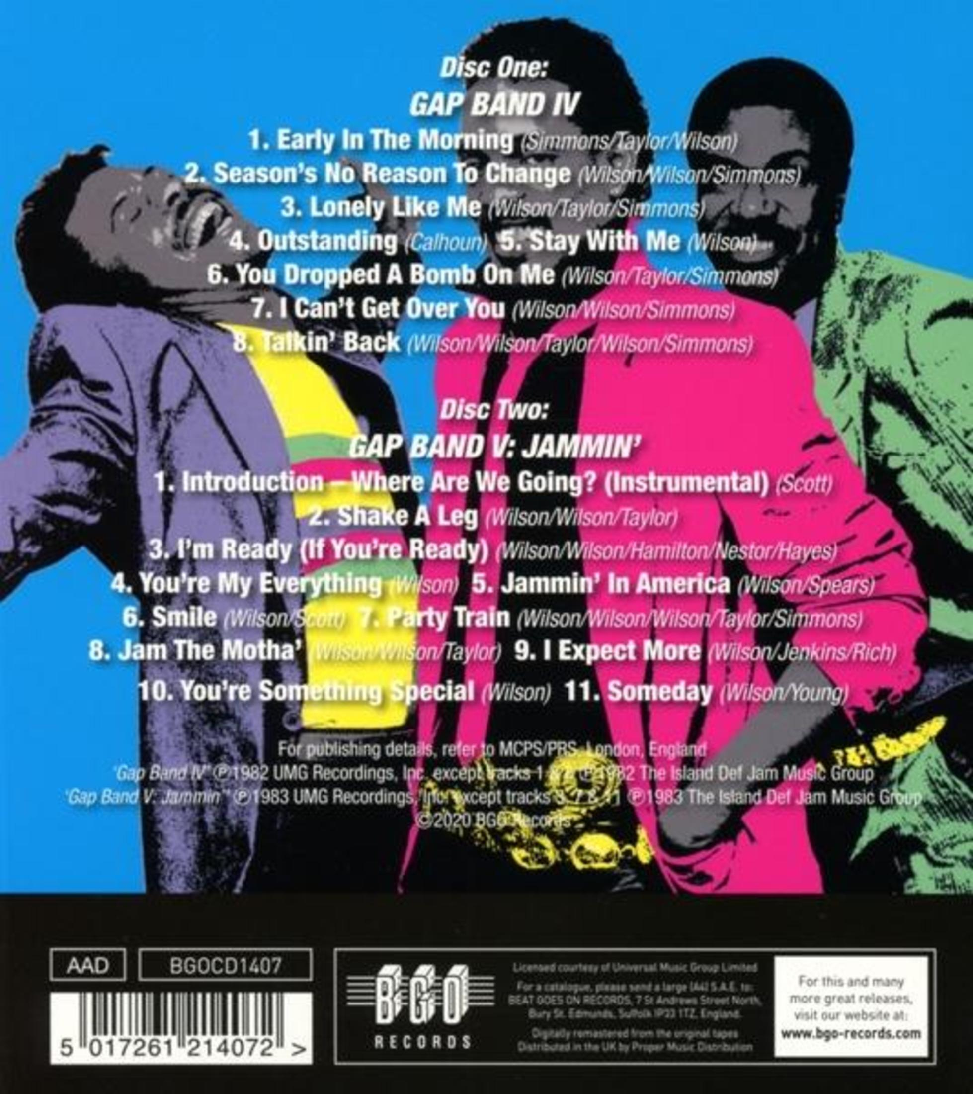 Albumcover mit Bandmitgliedern in farbenfrohem Design. Titelliste für zwei Discs. Etiketten- und Copyright-Informationen sind sichtbar.