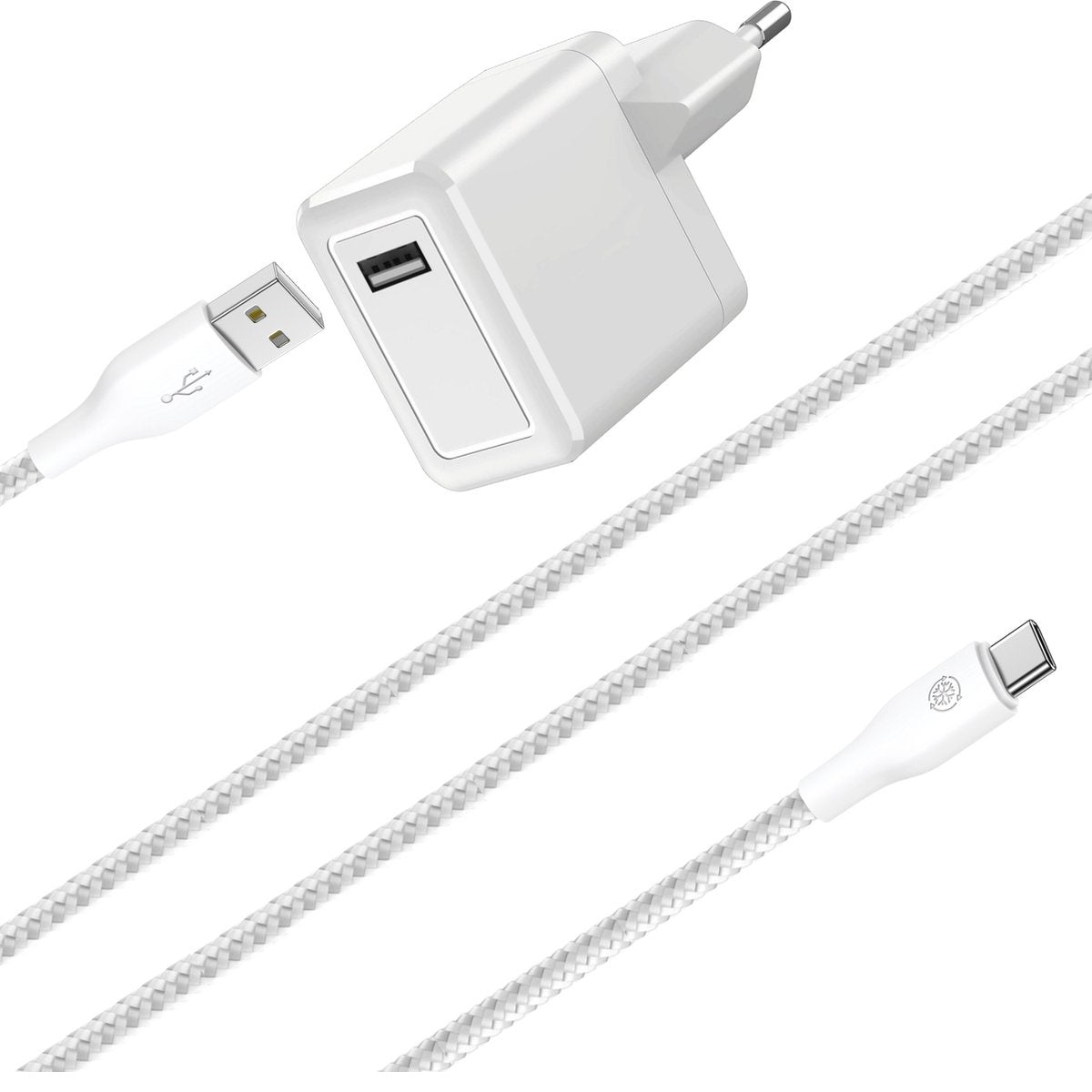 Witte telefoonlader met USB- en USB-C-kabels. De lader heeft een USB-poort en een stekker. De kabels hebben een gevlochten ontwerp.