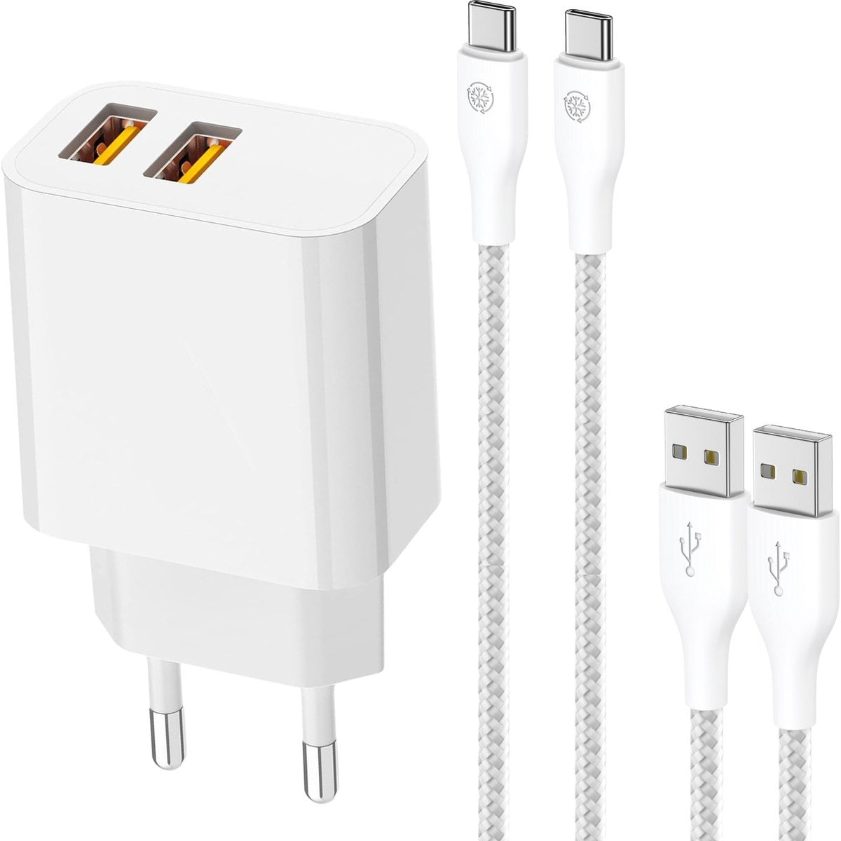 Een witte telefoonlader met twee USB-poorten, twee USB-C-kabels en twee USB-kabels op een witte achtergrond.